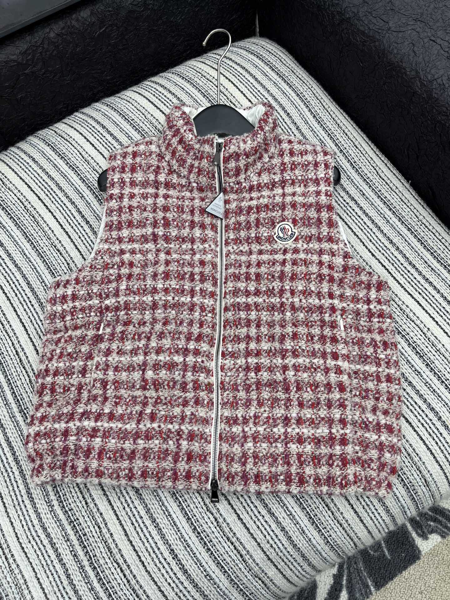 🛒𝐍𝐄𝐖 · 𝟐𝟎𝟐5/爆款现货【原版订制】Mon*｜25秋冬新品立领粗花呢羽绒服马甲外套面包服设计 双