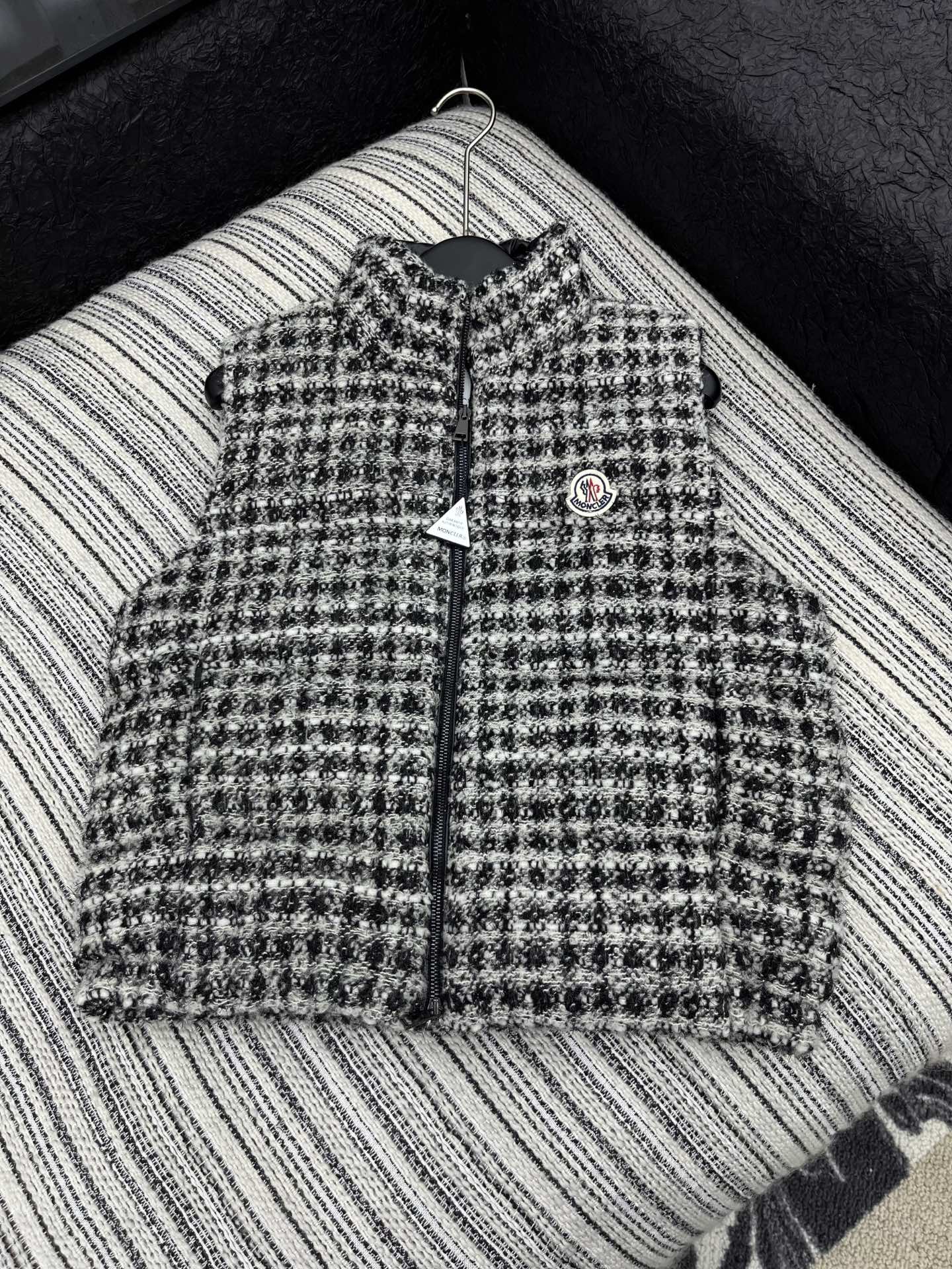 🛒𝐍𝐄𝐖 · 𝟐𝟎𝟐5/爆款现货【原版订制】Mon*｜25秋冬新品立领粗花呢羽绒服马甲外套面包服设计 双