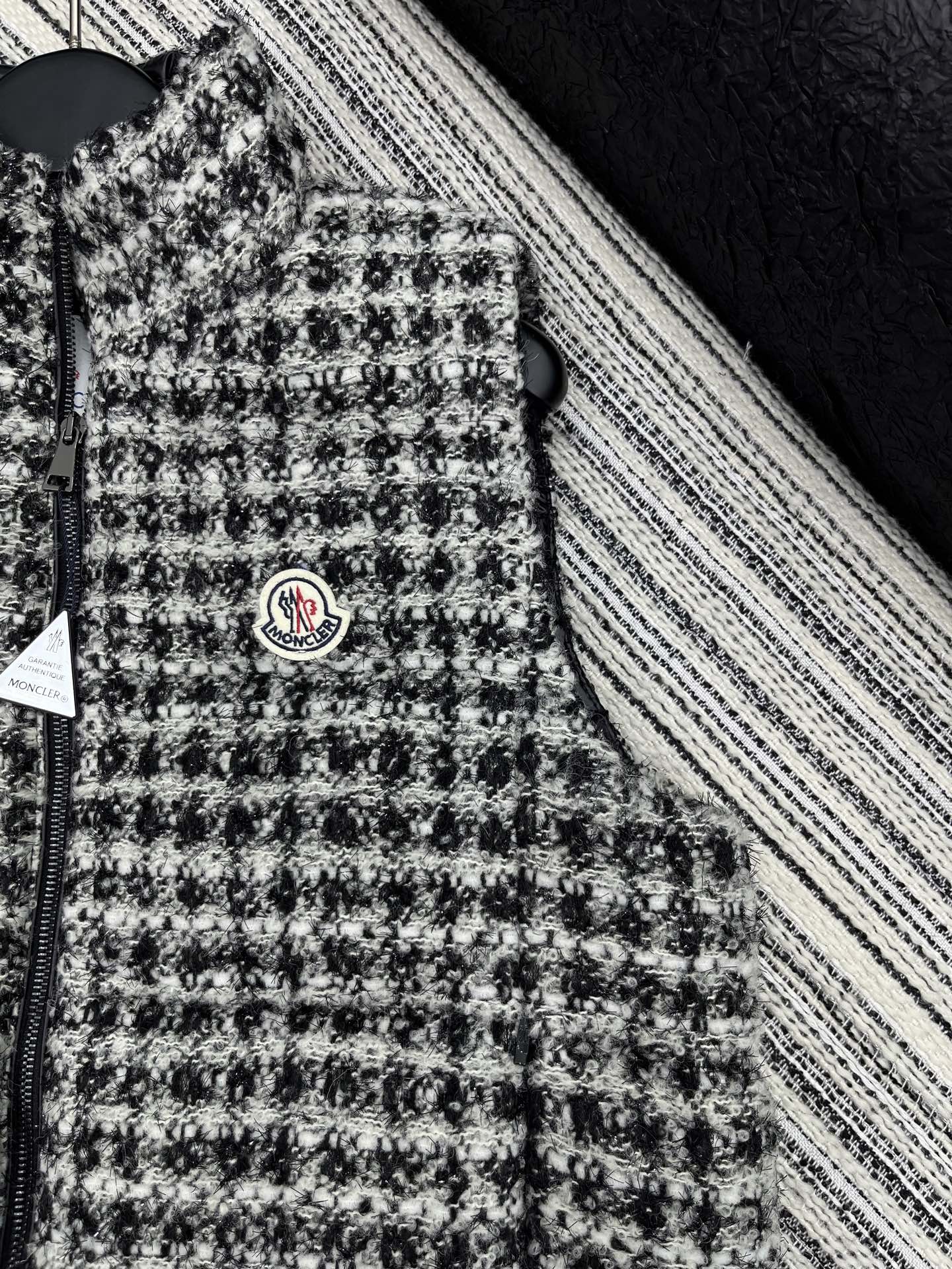 🛒𝐍𝐄𝐖 · 𝟐𝟎𝟐5/爆款现货【原版订制】Mon*｜25秋冬新品立领粗花呢羽绒服马甲外套面包服设计 双