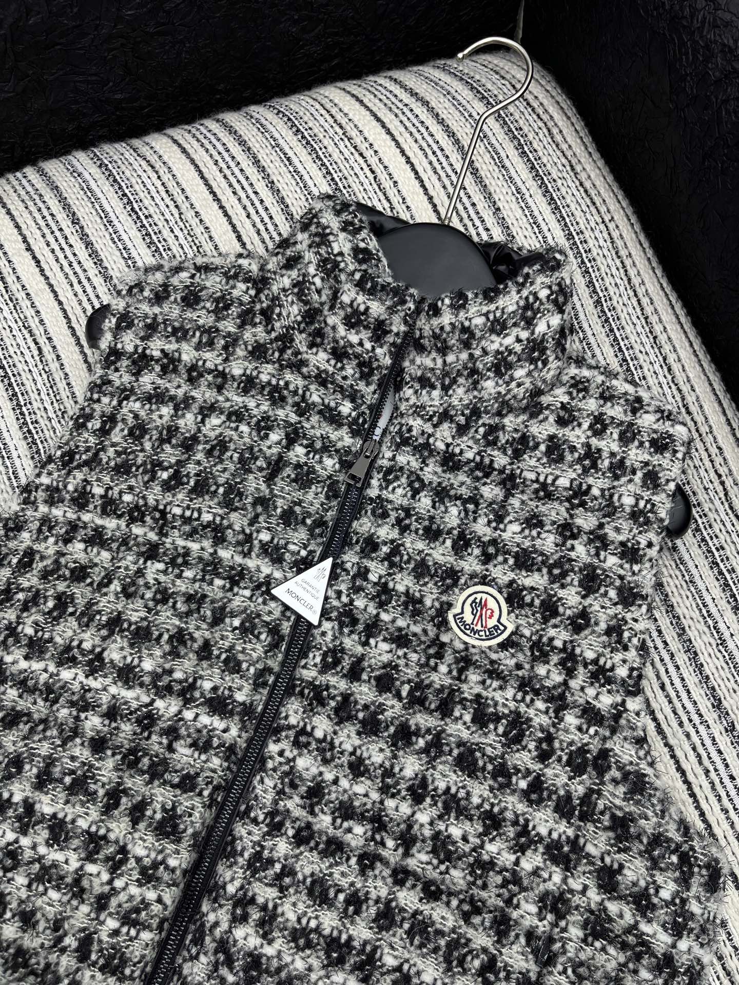 🛒𝐍𝐄𝐖 · 𝟐𝟎𝟐5/爆款现货【原版订制】Mon*｜25秋冬新品立领粗花呢羽绒服马甲外套面包服设计 双