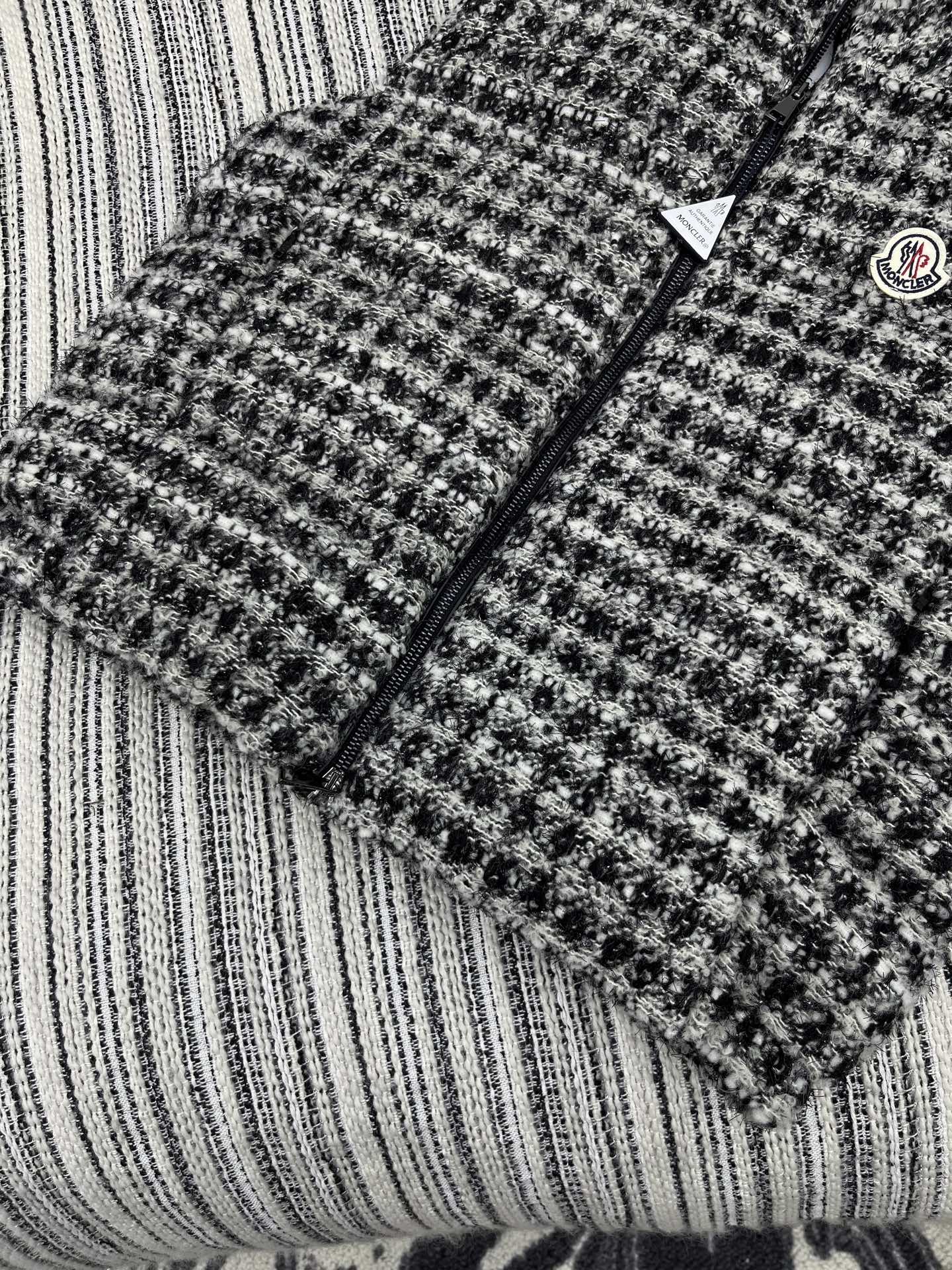 🛒𝐍𝐄𝐖 · 𝟐𝟎𝟐5/爆款现货【原版订制】Mon*｜25秋冬新品立领粗花呢羽绒服马甲外套面包服设计 双