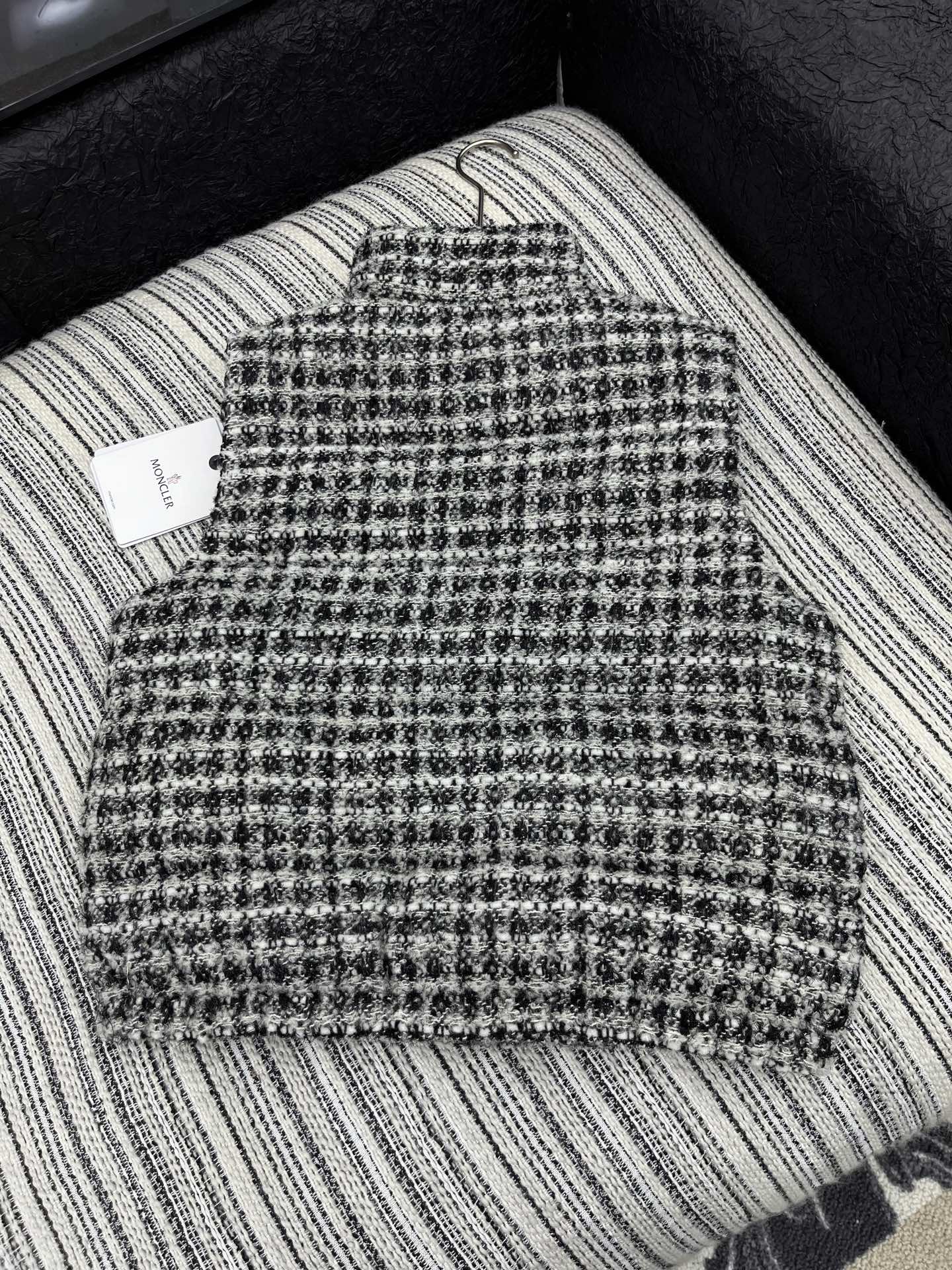 🛒𝐍𝐄𝐖 · 𝟐𝟎𝟐5/爆款现货【原版订制】Mon*｜25秋冬新品立领粗花呢羽绒服马甲外套面包服设计 双