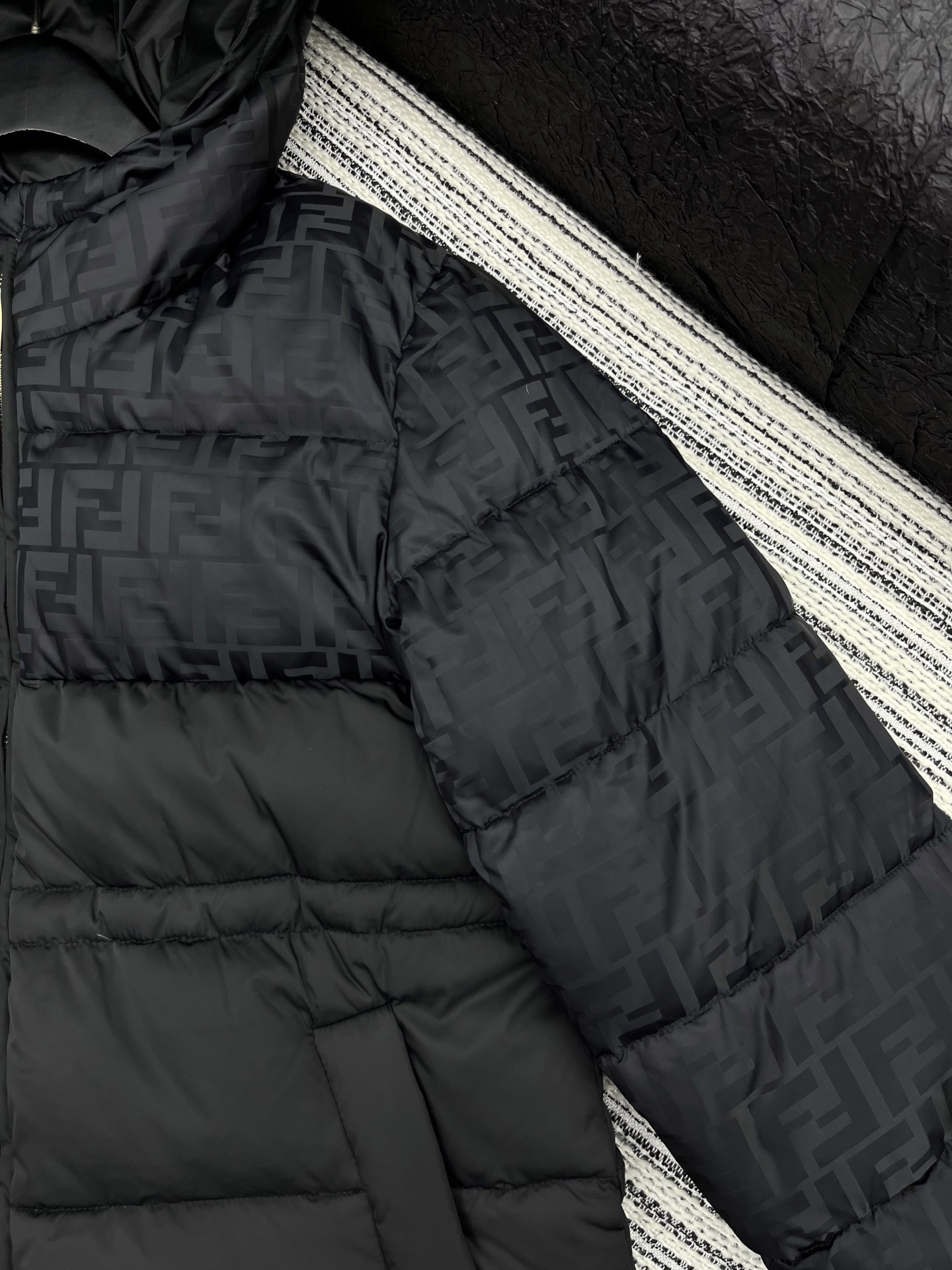 🛒𝐍𝐄𝐖 · 𝟐𝟎𝟐5/爆款现货原单品质 Mon*｜25秋冬新品代购爆款本季最好看的一款长款羽绒服外套F