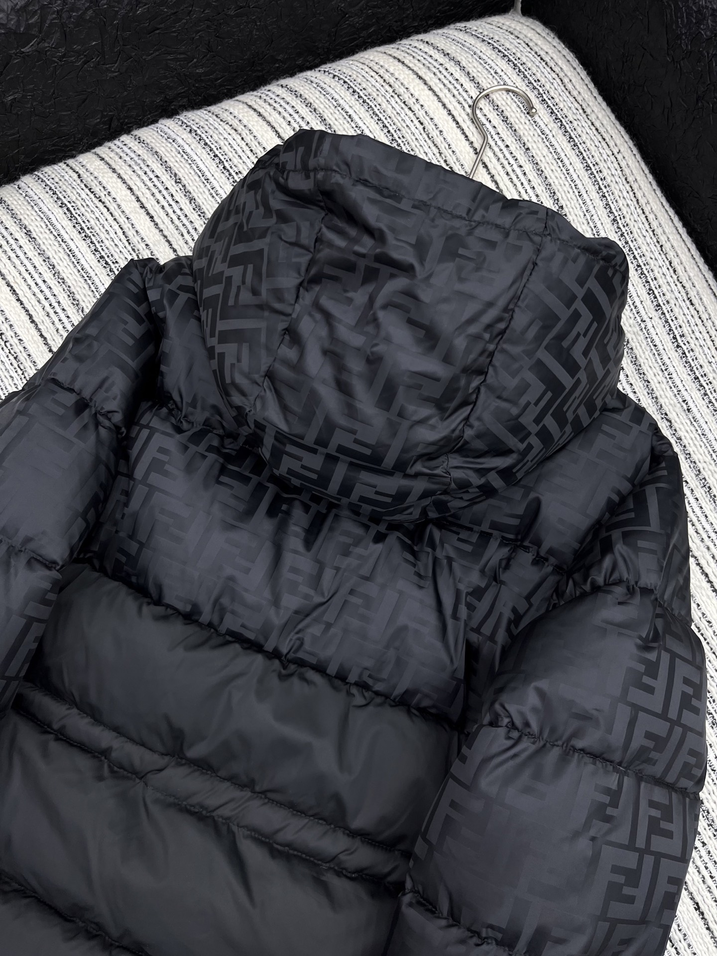 🛒𝐍𝐄𝐖 · 𝟐𝟎𝟐5/爆款现货原单品质 Mon*｜25秋冬新品代购爆款本季最好看的一款长款羽绒服外套F