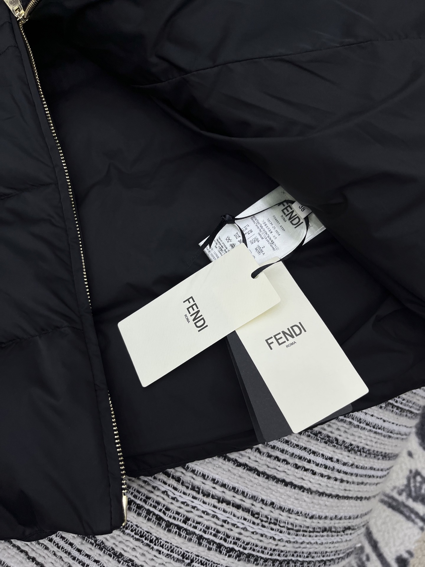 🛒𝐍𝐄𝐖 · 𝟐𝟎𝟐5/爆款现货原单品质 Mon*｜25秋冬新品代购爆款本季最好看的一款长款羽绒服外套F