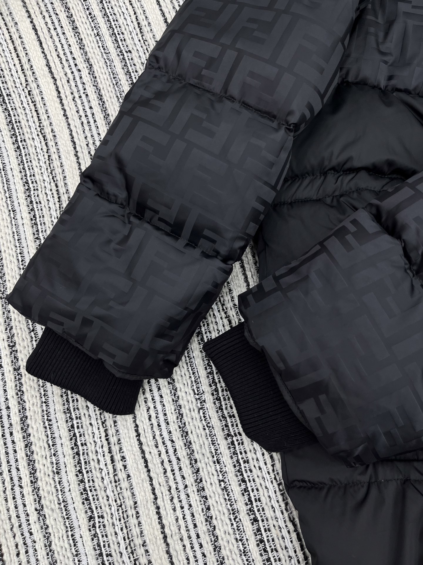 🛒𝐍𝐄𝐖 · 𝟐𝟎𝟐5/爆款现货原单品质 Mon*｜25秋冬新品代购爆款本季最好看的一款长款羽绒服外套F