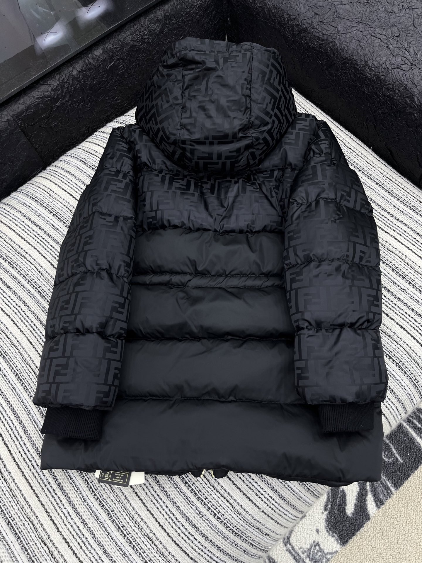 🛒𝐍𝐄𝐖 · 𝟐𝟎𝟐5/爆款现货原单品质 Mon*｜25秋冬新品代购爆款本季最好看的一款长款羽绒服外套F