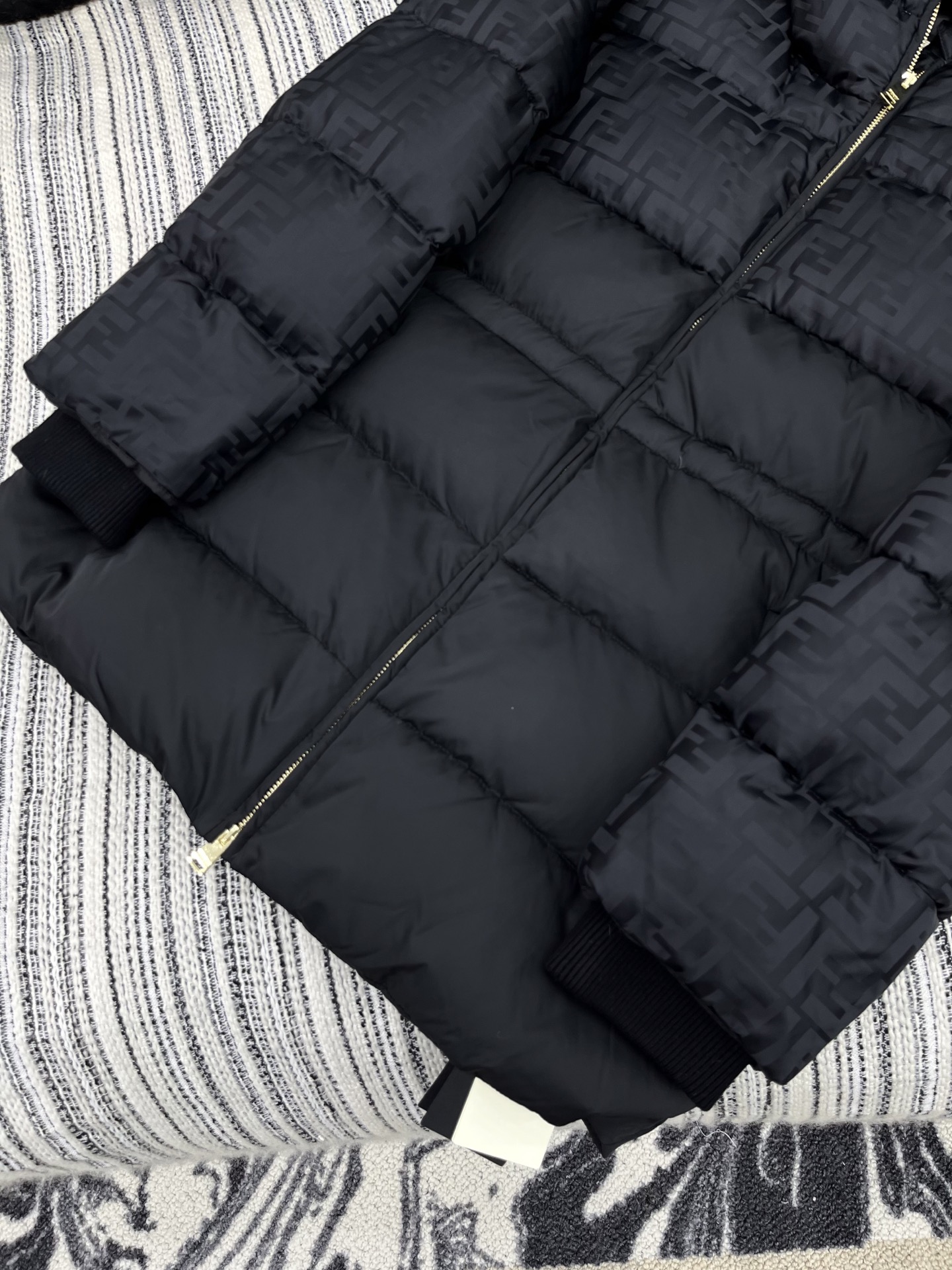 🛒𝐍𝐄𝐖 · 𝟐𝟎𝟐5/爆款现货原单品质 Mon*｜25秋冬新品代购爆款本季最好看的一款长款羽绒服外套F