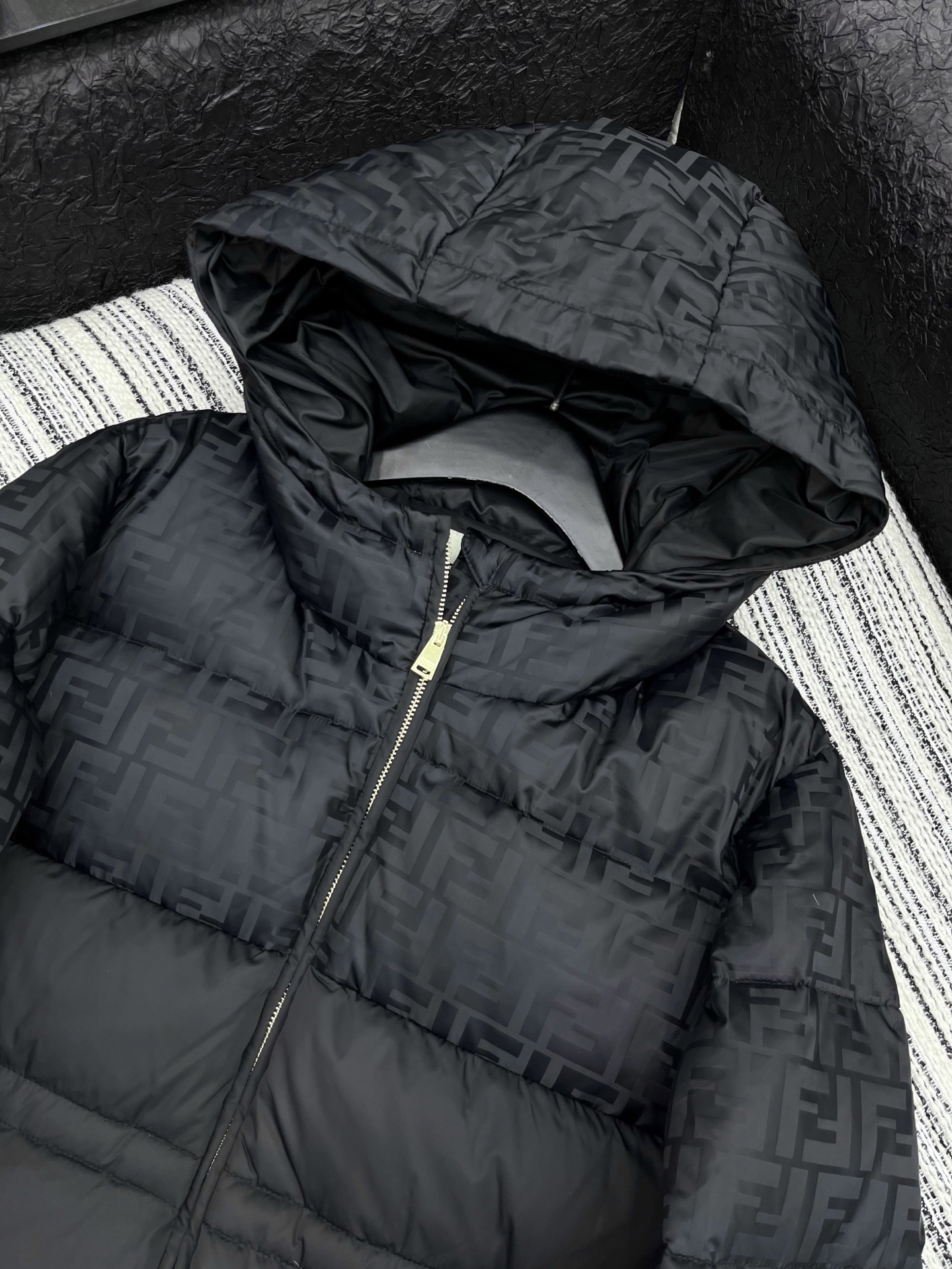 🛒𝐍𝐄𝐖 · 𝟐𝟎𝟐5/爆款现货原单品质 Mon*｜25秋冬新品代购爆款本季最好看的一款长款羽绒服外套F