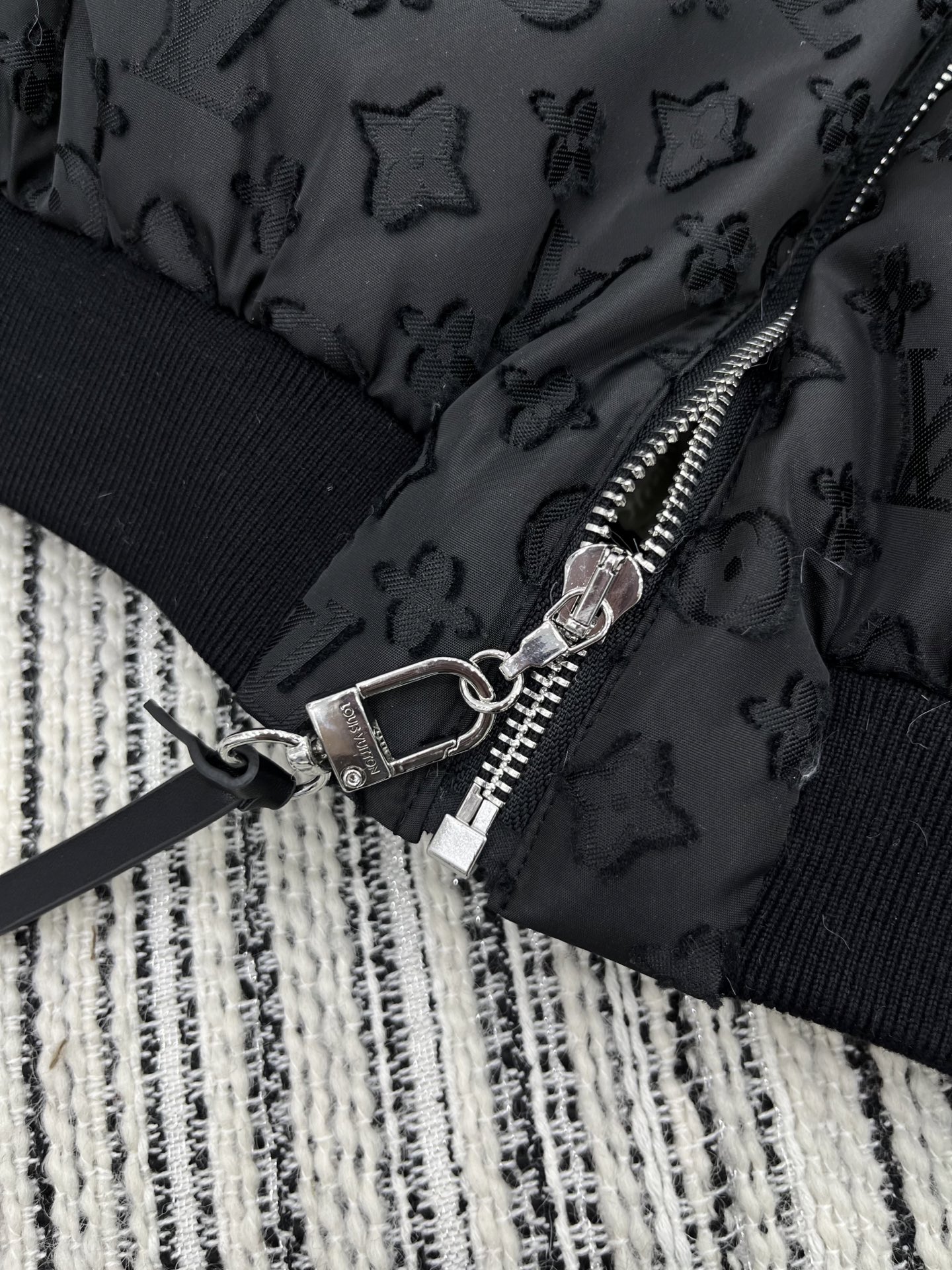 🛒𝐍𝐄𝐖 · 𝟐𝟎𝟐5/爆款现货原单品质 Mon*｜25秋冬新品代购爆款本季最好看的一款羽绒服外套经典老