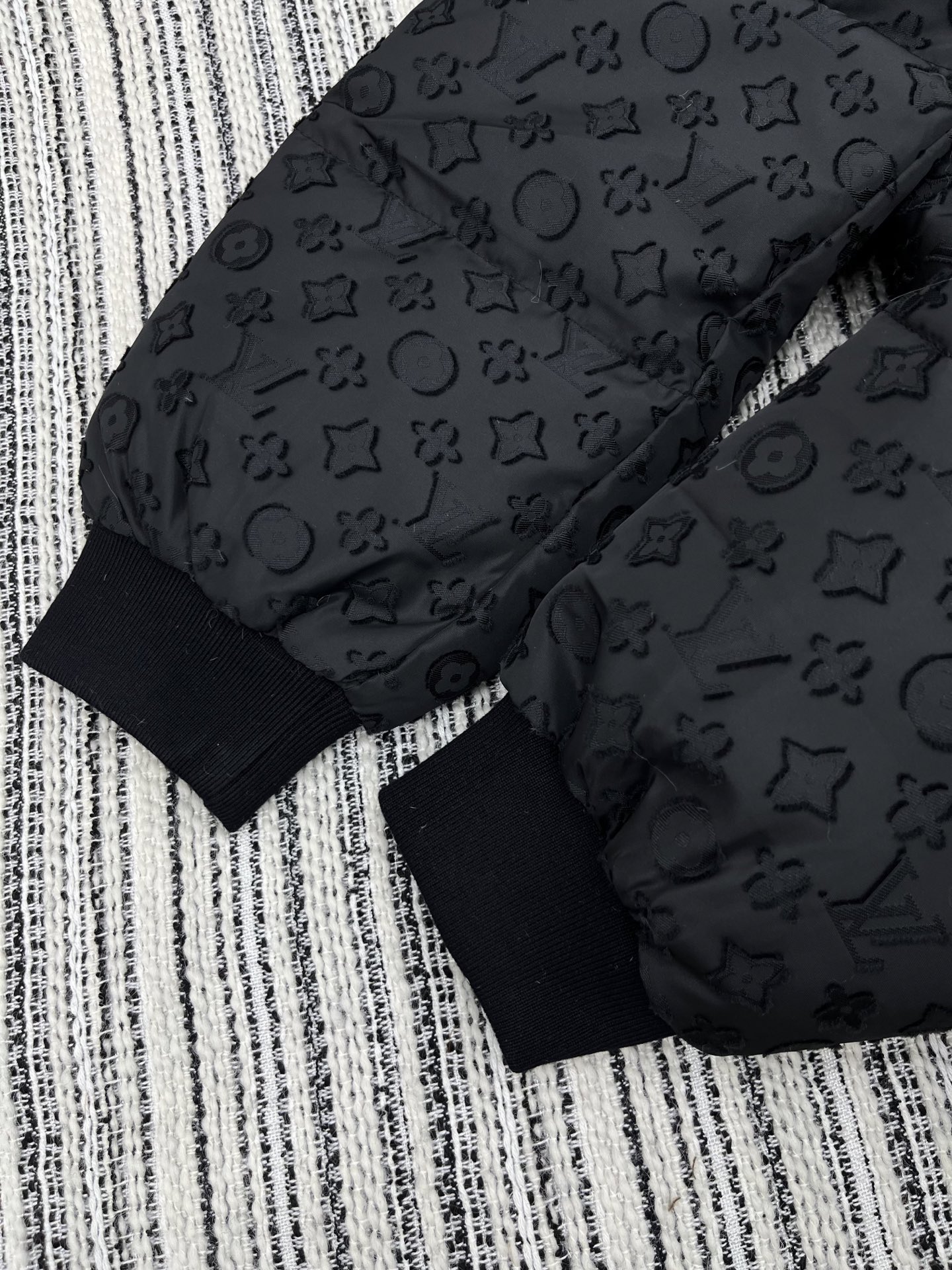 🛒𝐍𝐄𝐖 · 𝟐𝟎𝟐5/爆款现货原单品质 Mon*｜25秋冬新品代购爆款本季最好看的一款羽绒服外套经典老