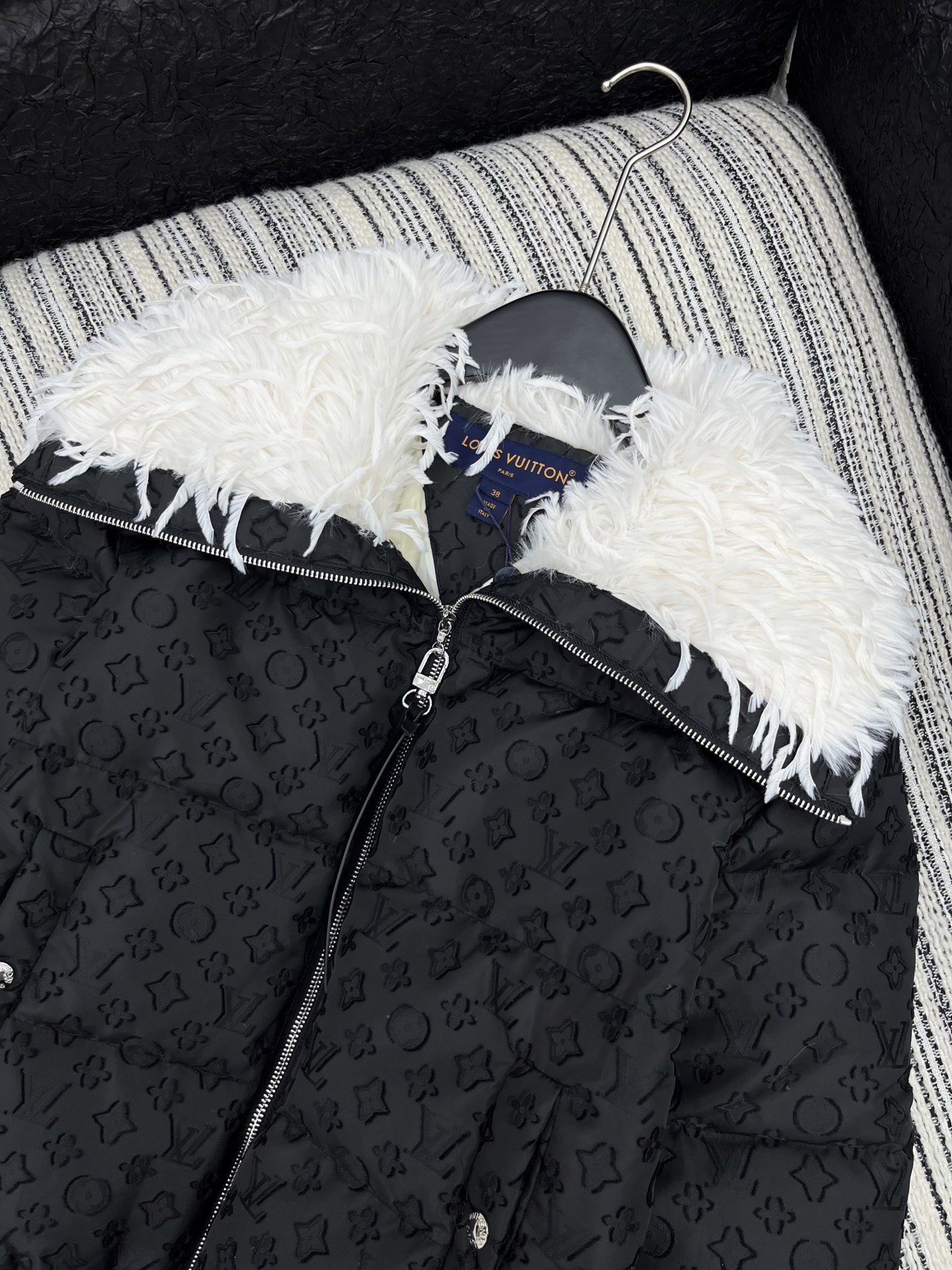 🛒𝐍𝐄𝐖 · 𝟐𝟎𝟐5/爆款现货原单品质 Mon*｜25秋冬新品代购爆款本季最好看的一款羽绒服外套经典老