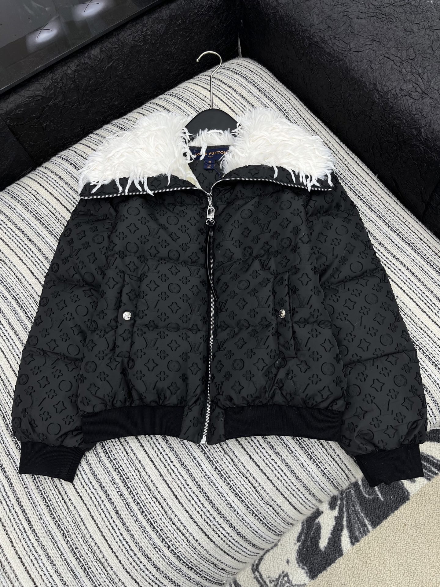 🛒𝐍𝐄𝐖 · 𝟐𝟎𝟐5/爆款现货原单品质 Mon*｜25秋冬新品代购爆款本季最好看的一款羽绒服外套经典老