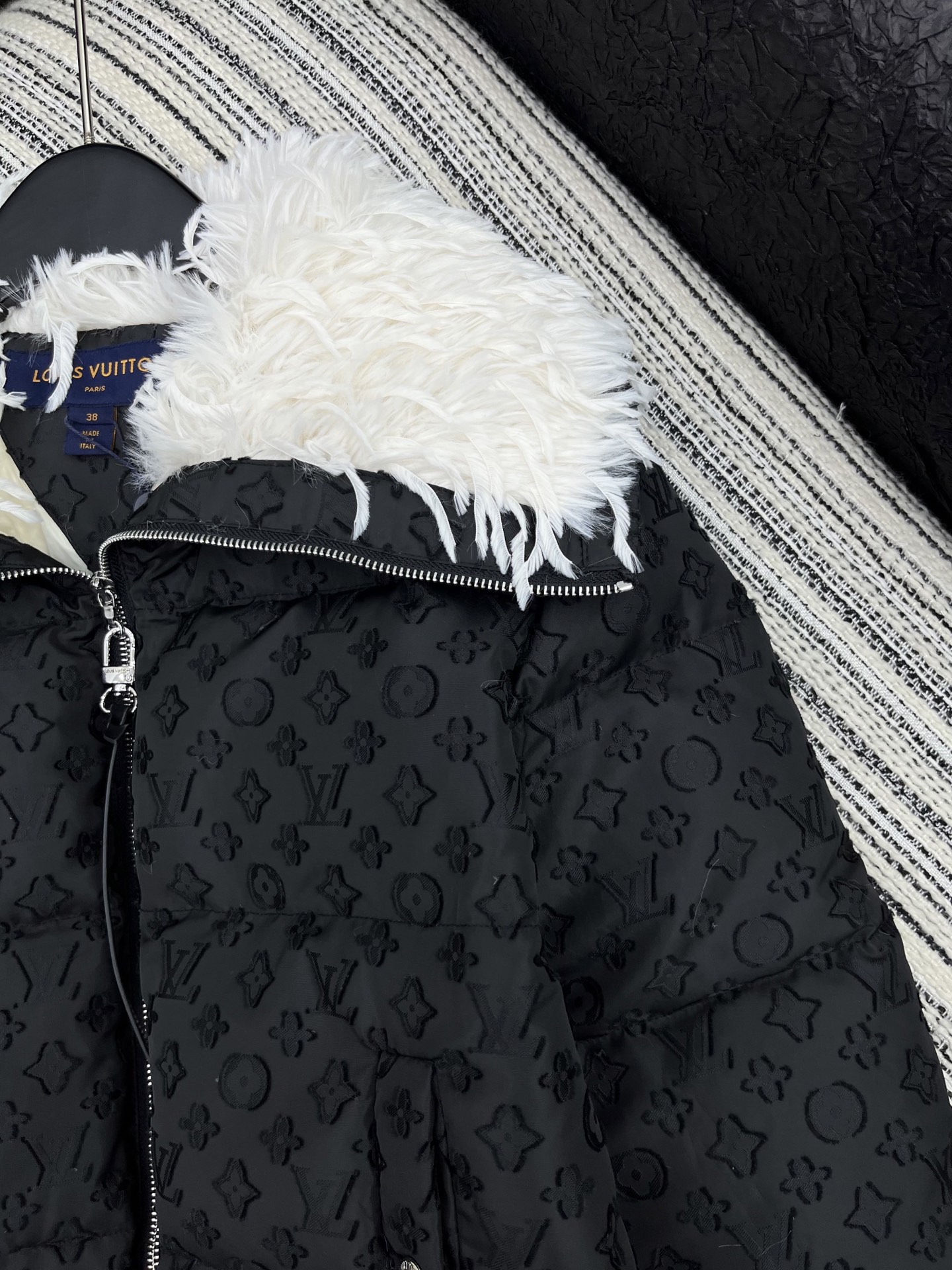 🛒𝐍𝐄𝐖 · 𝟐𝟎𝟐5/爆款现货原单品质 Mon*｜25秋冬新品代购爆款本季最好看的一款羽绒服外套经典老