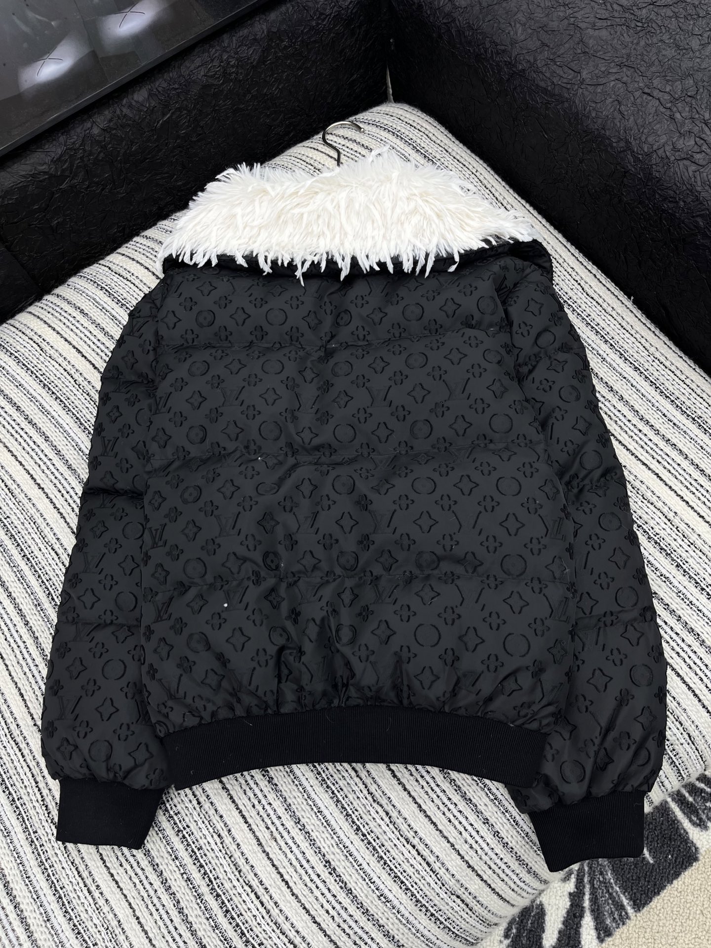 🛒𝐍𝐄𝐖 · 𝟐𝟎𝟐5/爆款现货原单品质 Mon*｜25秋冬新品代购爆款本季最好看的一款羽绒服外套经典老