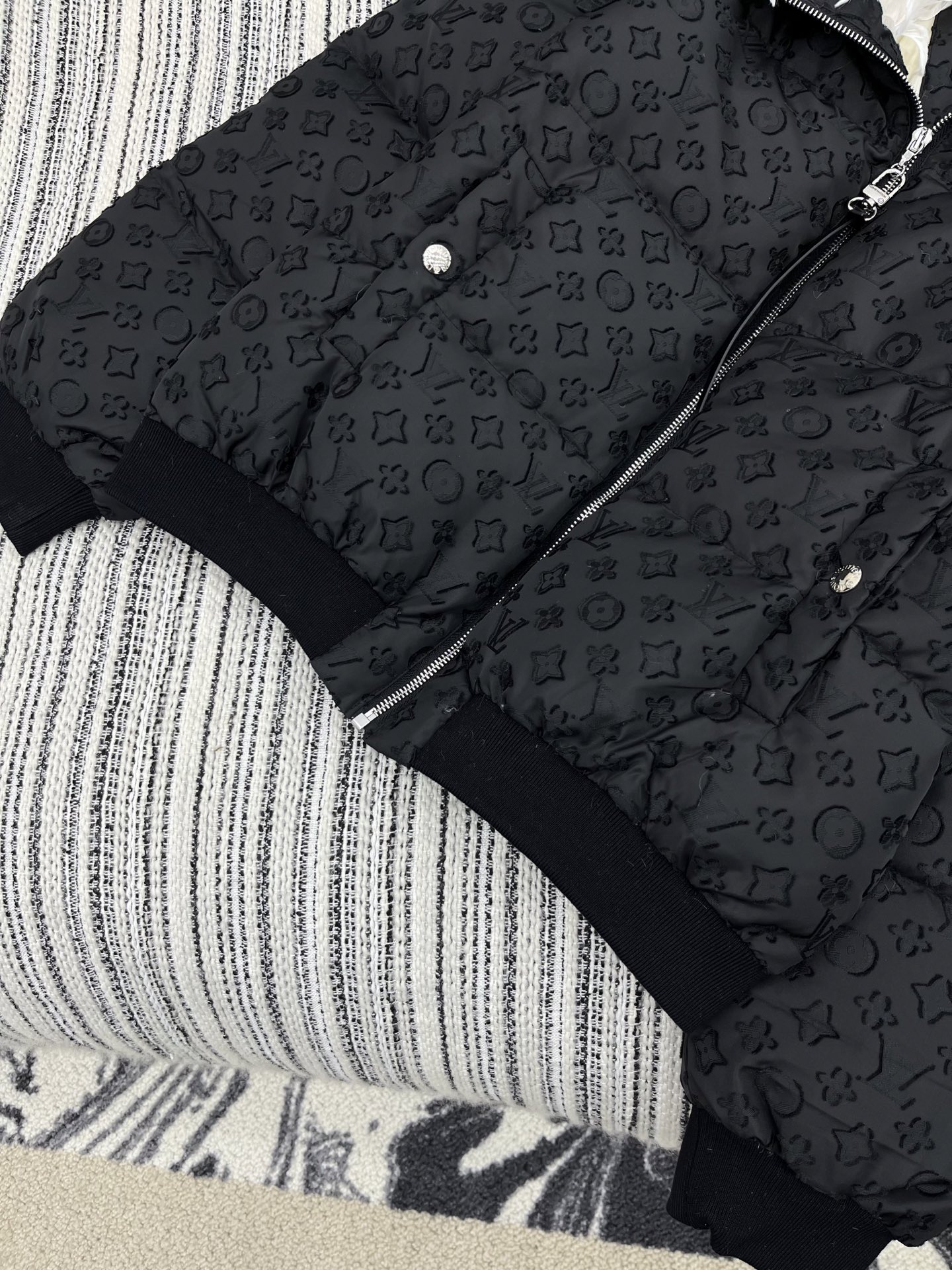 🛒𝐍𝐄𝐖 · 𝟐𝟎𝟐5/爆款现货原单品质 Mon*｜25秋冬新品代购爆款本季最好看的一款羽绒服外套经典老