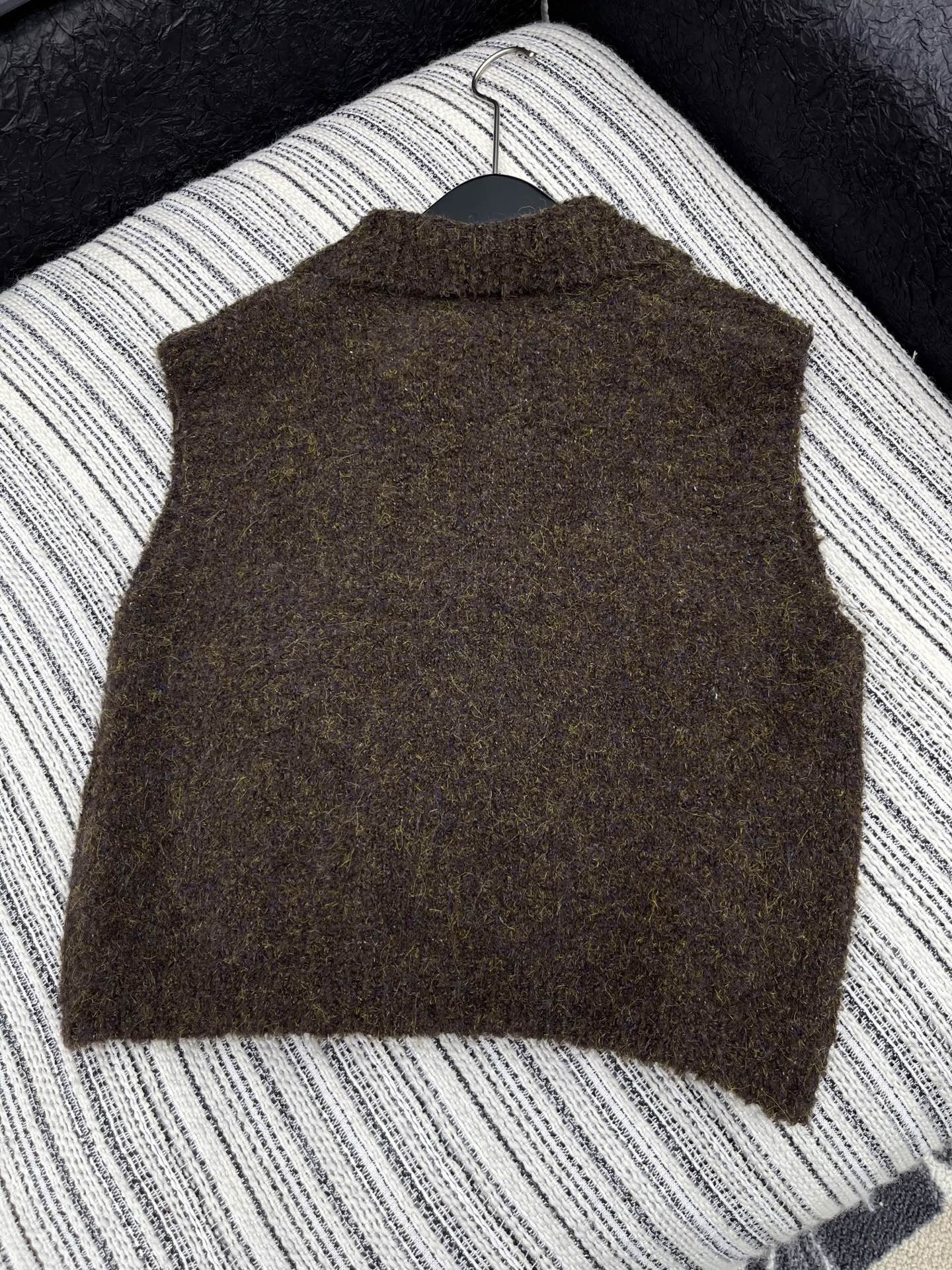 🛒𝐍𝐄𝐖 · 𝟐𝟎𝟐5/爆款现货原单品质 Chan*｜25中古系列重工羊毛🦙手工双C扣背心翻领外套独家订