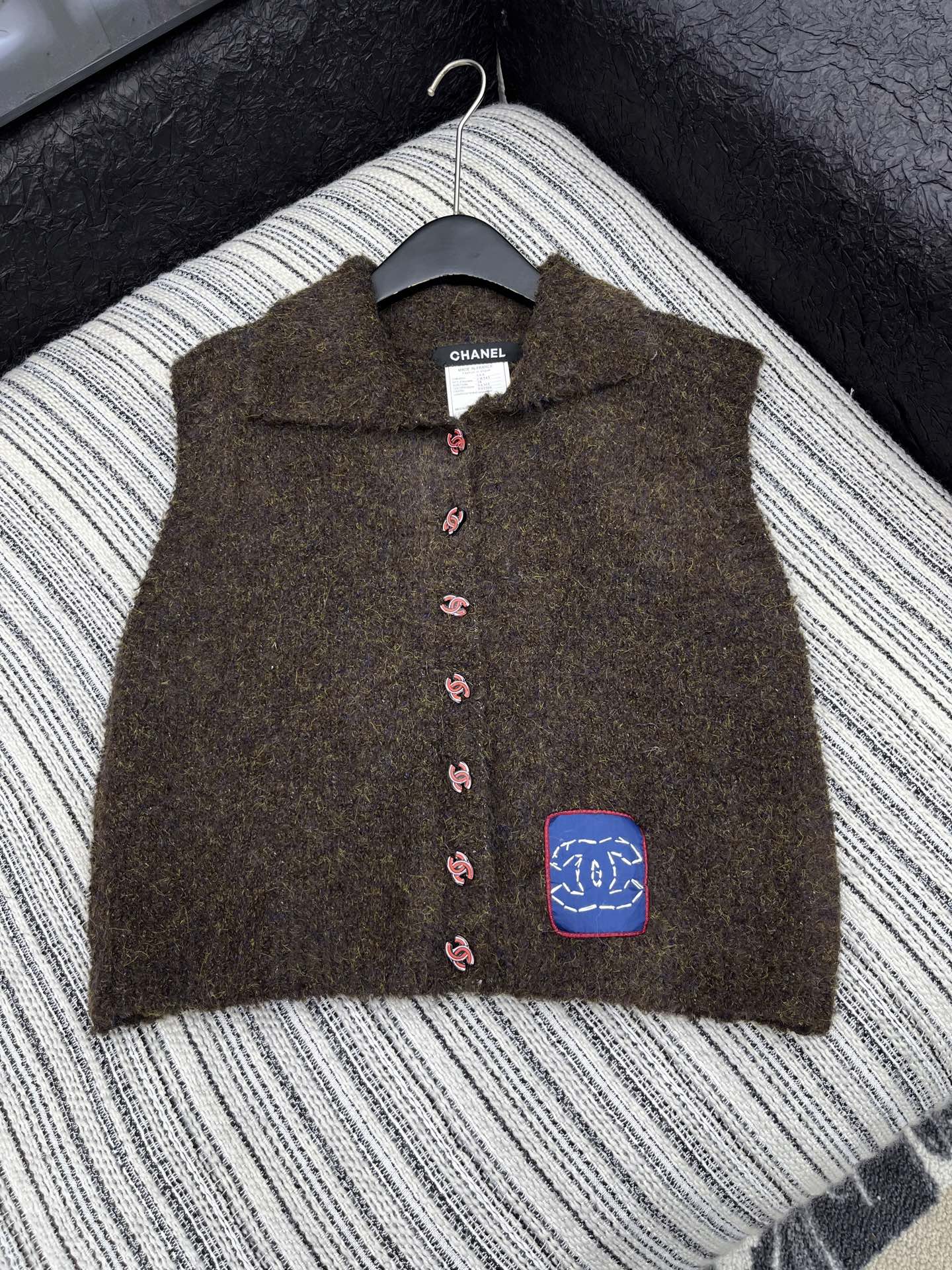 🛒𝐍𝐄𝐖 · 𝟐𝟎𝟐5/爆款现货原单品质 Chan*｜25中古系列重工羊毛🦙手工双C扣背心翻领外套独家订