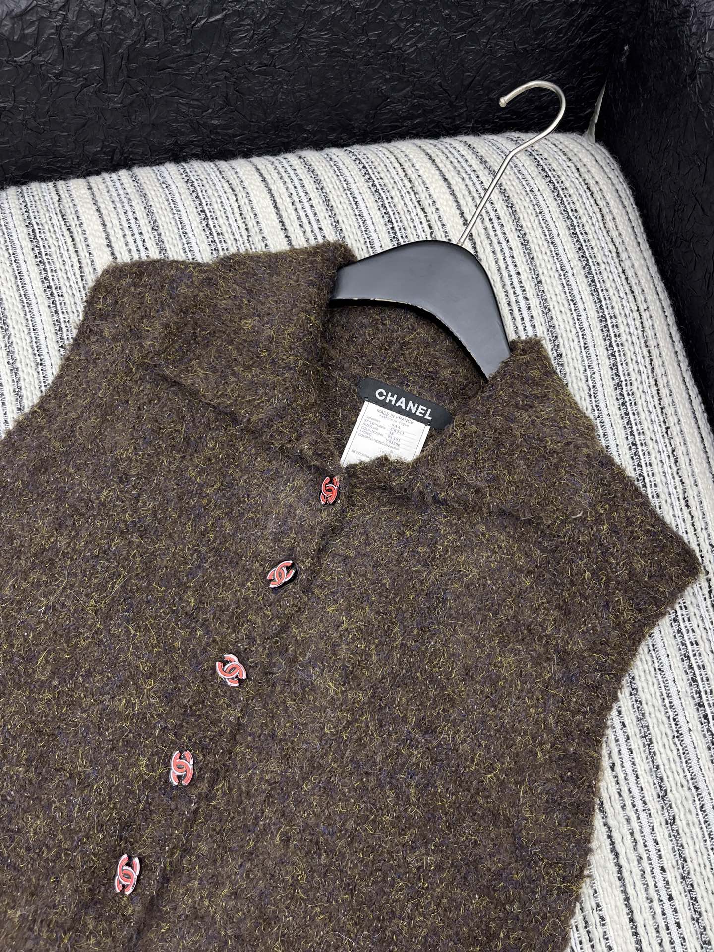 🛒𝐍𝐄𝐖 · 𝟐𝟎𝟐5/爆款现货原单品质 Chan*｜25中古系列重工羊毛🦙手工双C扣背心翻领外套独家订