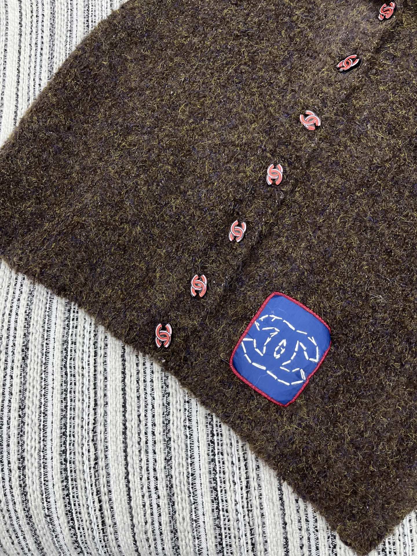 🛒𝐍𝐄𝐖 · 𝟐𝟎𝟐5/爆款现货原单品质 Chan*｜25中古系列重工羊毛🦙手工双C扣背心翻领外套独家订