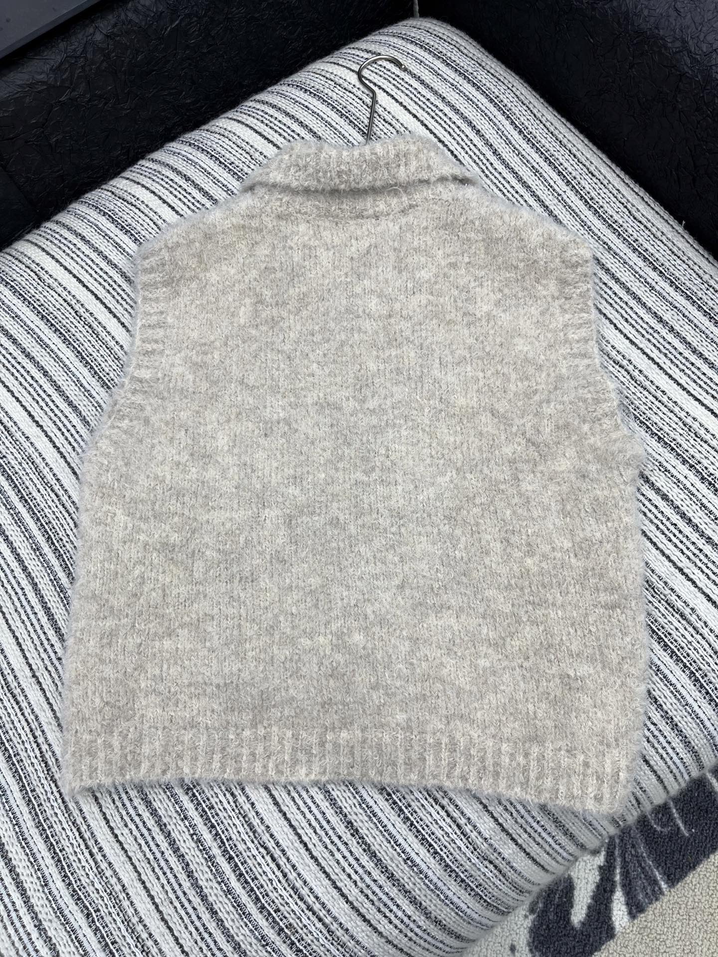 🛒𝐍𝐄𝐖 · 𝟐𝟎𝟐5/爆款现货原单品质 Chan*｜25中古系列重工羊毛🦙手工双C扣背心翻领外套独家订