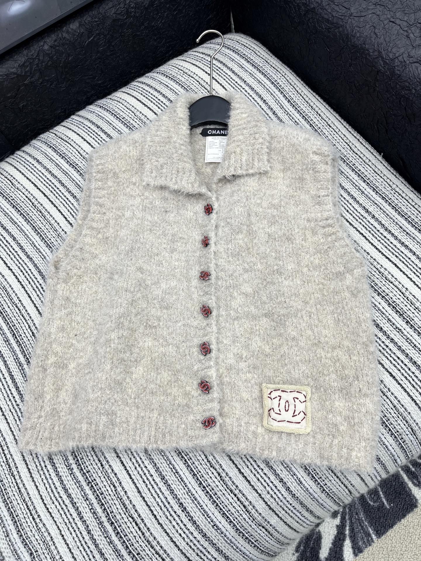 🛒𝐍𝐄𝐖 · 𝟐𝟎𝟐5/爆款现货原单品质 Chan*｜25中古系列重工羊毛🦙手工双C扣背心翻领外套独家订