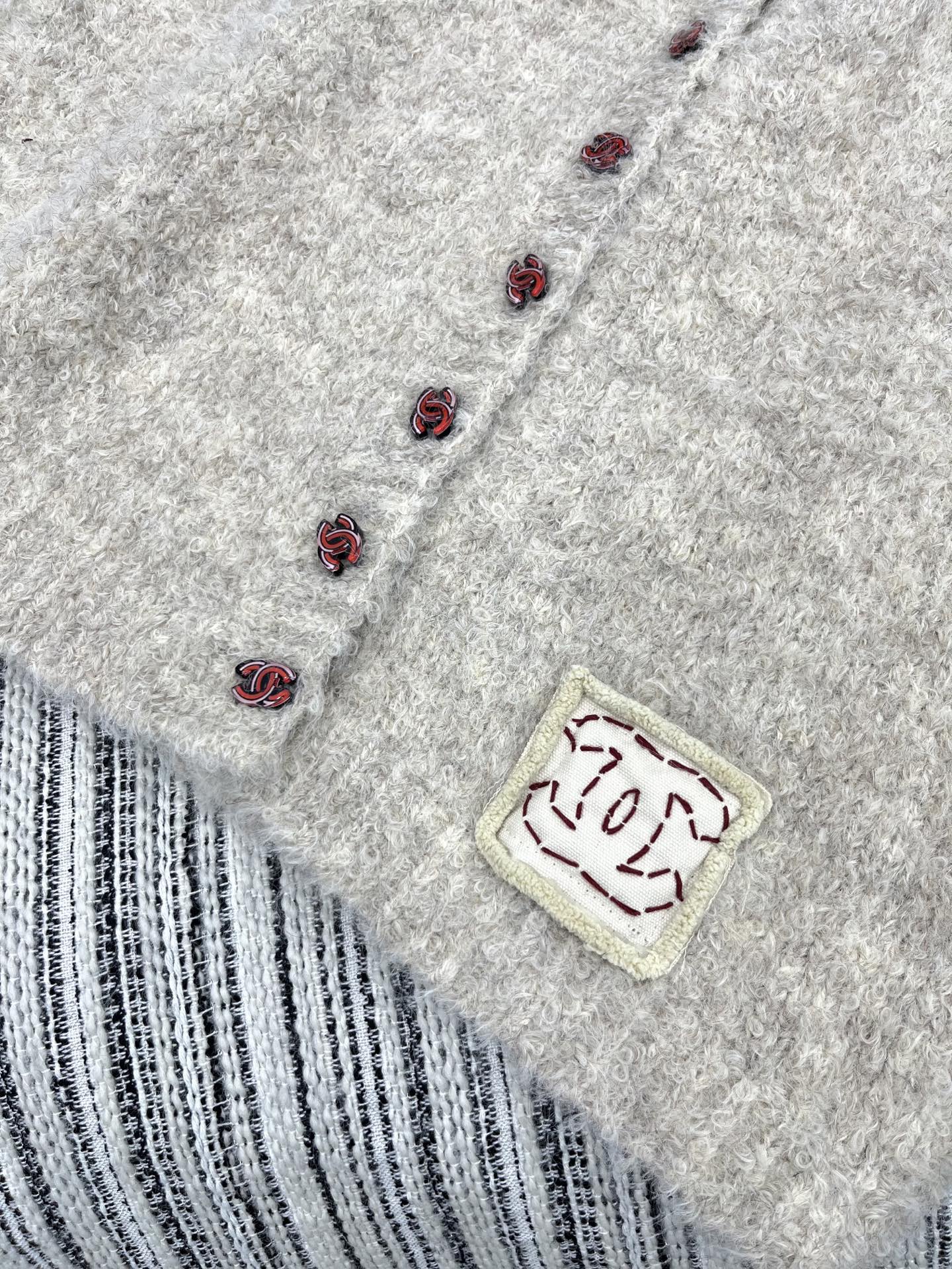 🛒𝐍𝐄𝐖 · 𝟐𝟎𝟐5/爆款现货原单品质 Chan*｜25中古系列重工羊毛🦙手工双C扣背心翻领外套独家订