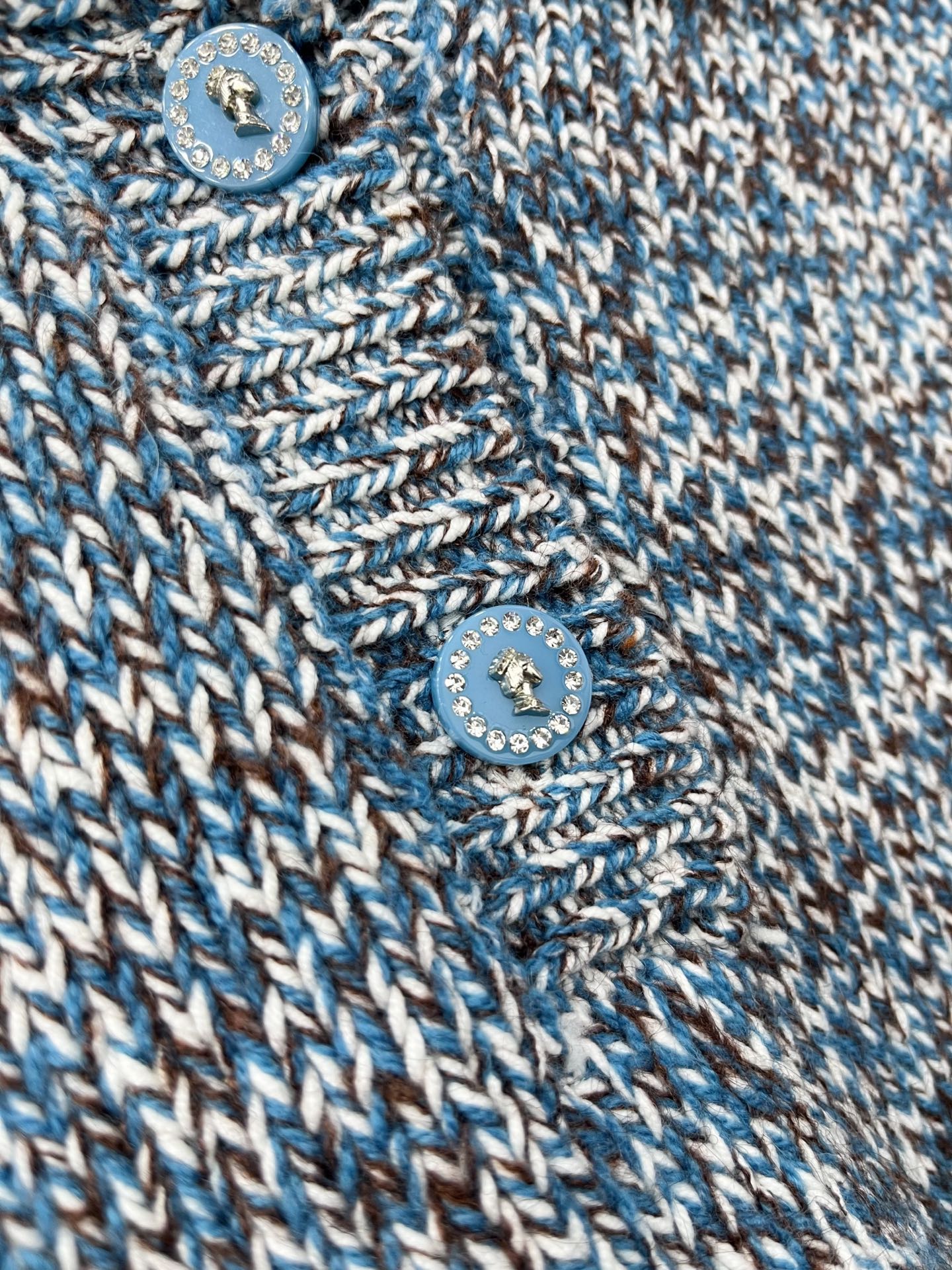 🛒𝐍𝐄𝐖 · 𝟐𝟎𝟐5/爆款现货原单品质 Cha*｜25新款中古系列海军风半扣披肩式针织衫秋意渐浓的氛围