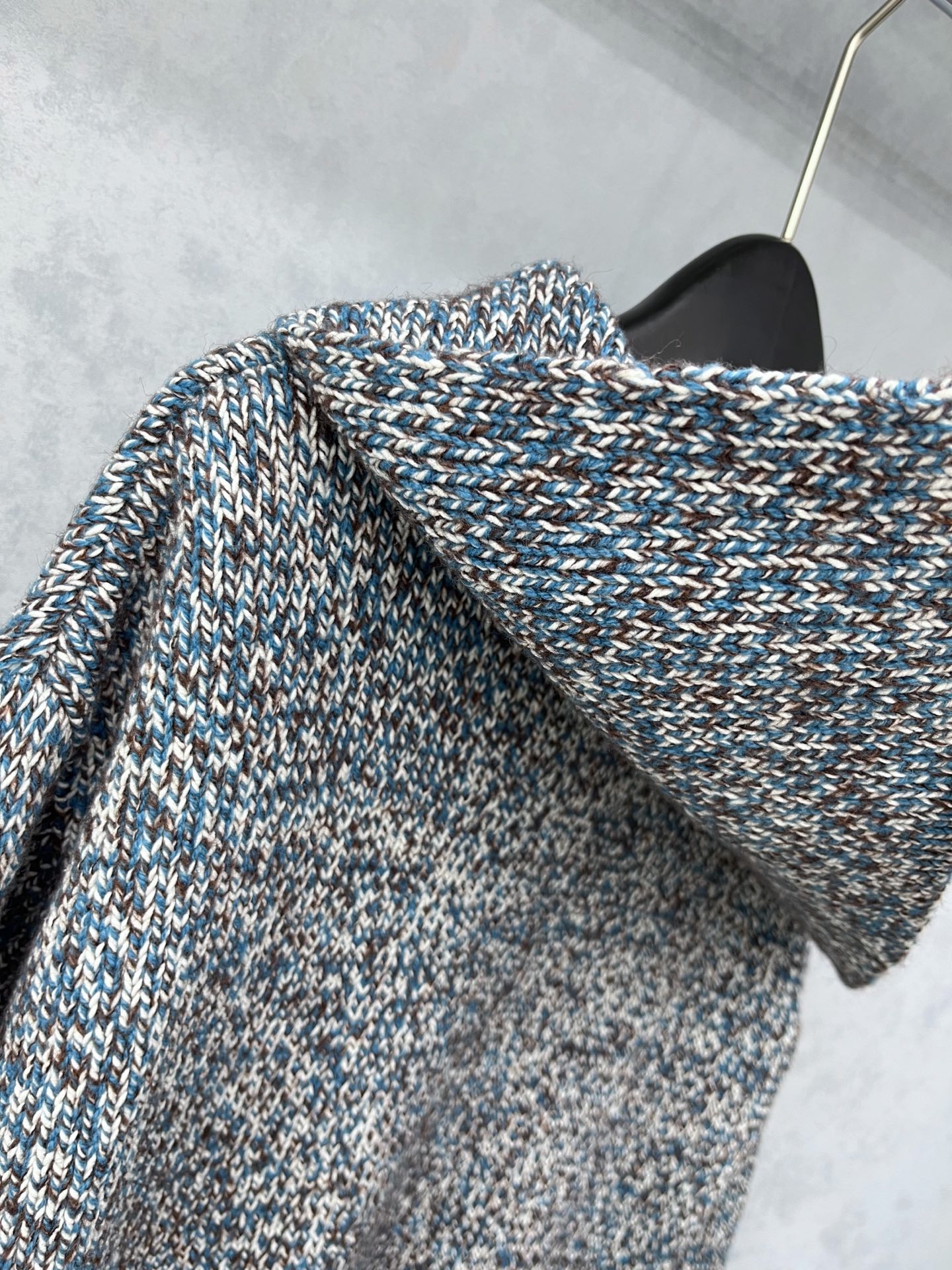 🛒𝐍𝐄𝐖 · 𝟐𝟎𝟐5/爆款现货原单品质 Cha*｜25新款中古系列海军风半扣披肩式针织衫秋意渐浓的氛围