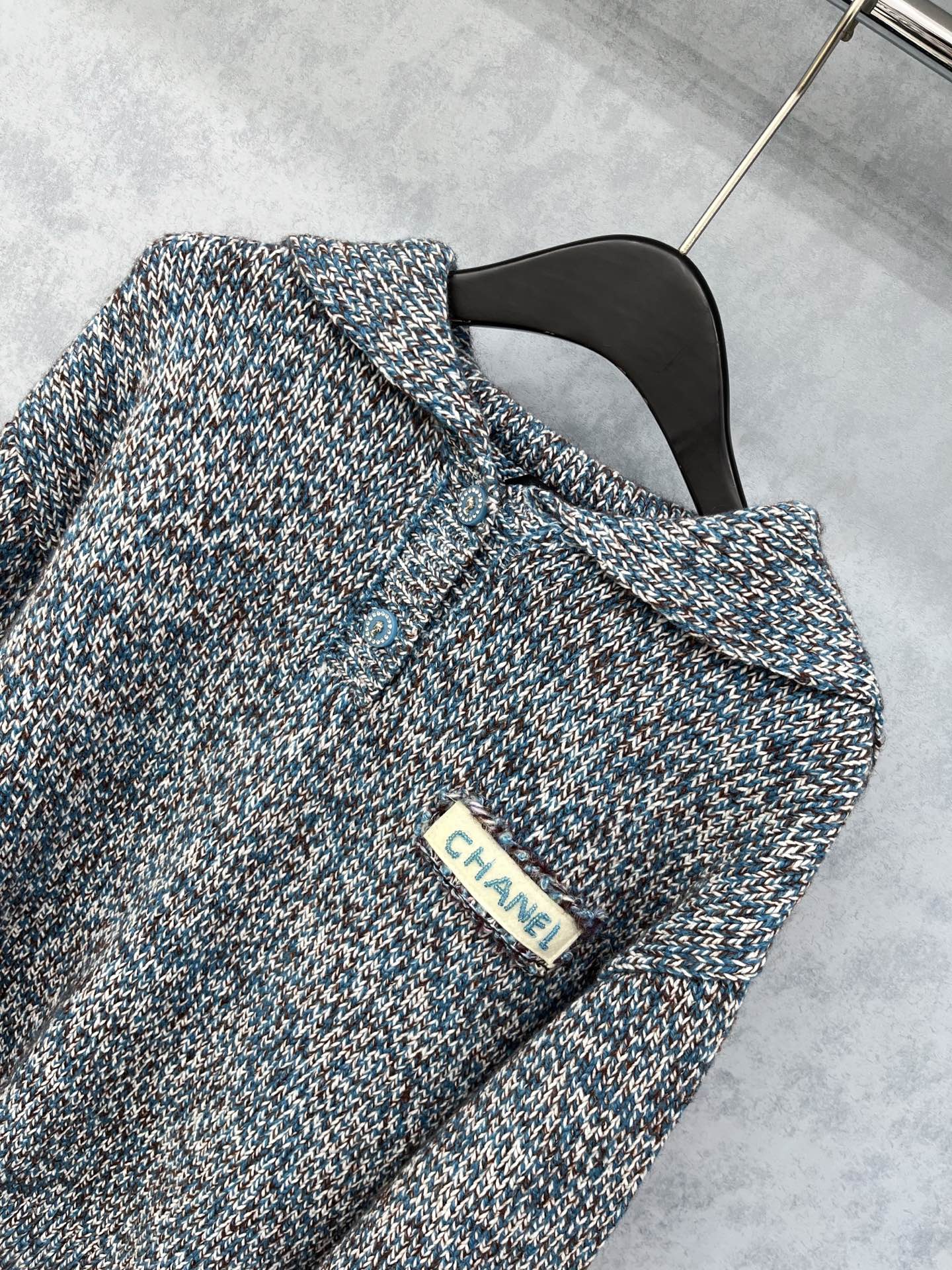 🛒𝐍𝐄𝐖 · 𝟐𝟎𝟐5/爆款现货原单品质 Cha*｜25新款中古系列海军风半扣披肩式针织衫秋意渐浓的氛围