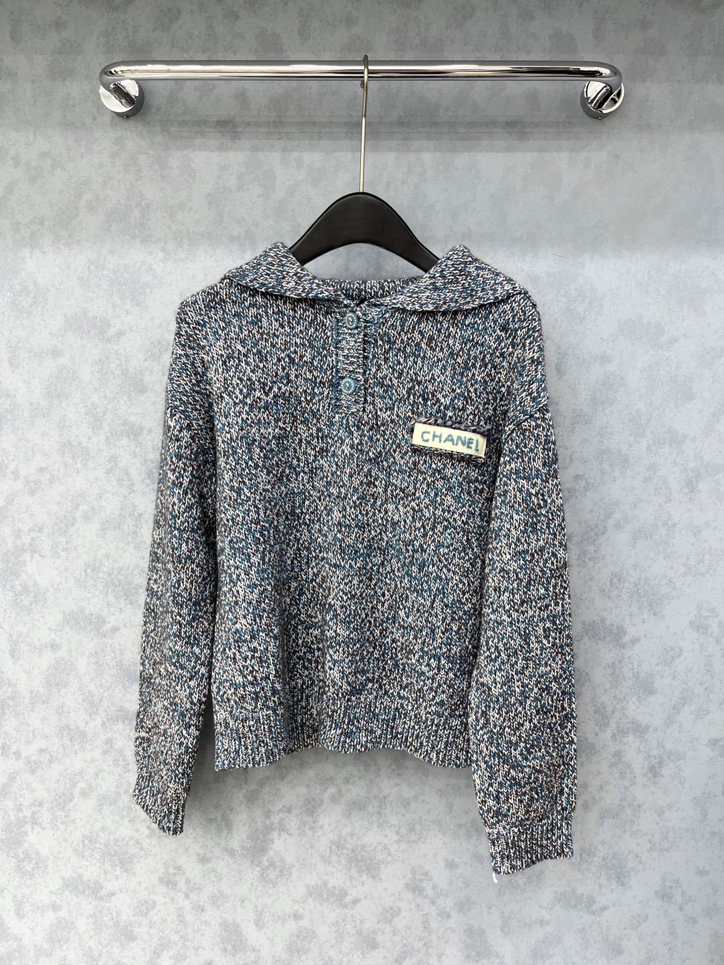 🛒𝐍𝐄𝐖 · 𝟐𝟎𝟐5/爆款现货原单品质 Cha*｜25新款中古系列海军风半扣披肩式针织衫秋意渐浓的氛围