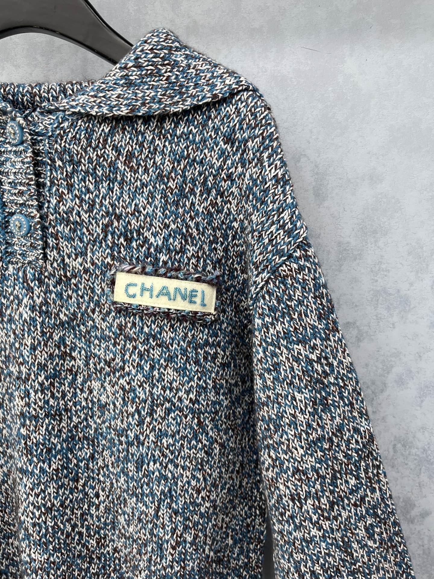 🛒𝐍𝐄𝐖 · 𝟐𝟎𝟐5/爆款现货原单品质 Cha*｜25新款中古系列海军风半扣披肩式针织衫秋意渐浓的氛围