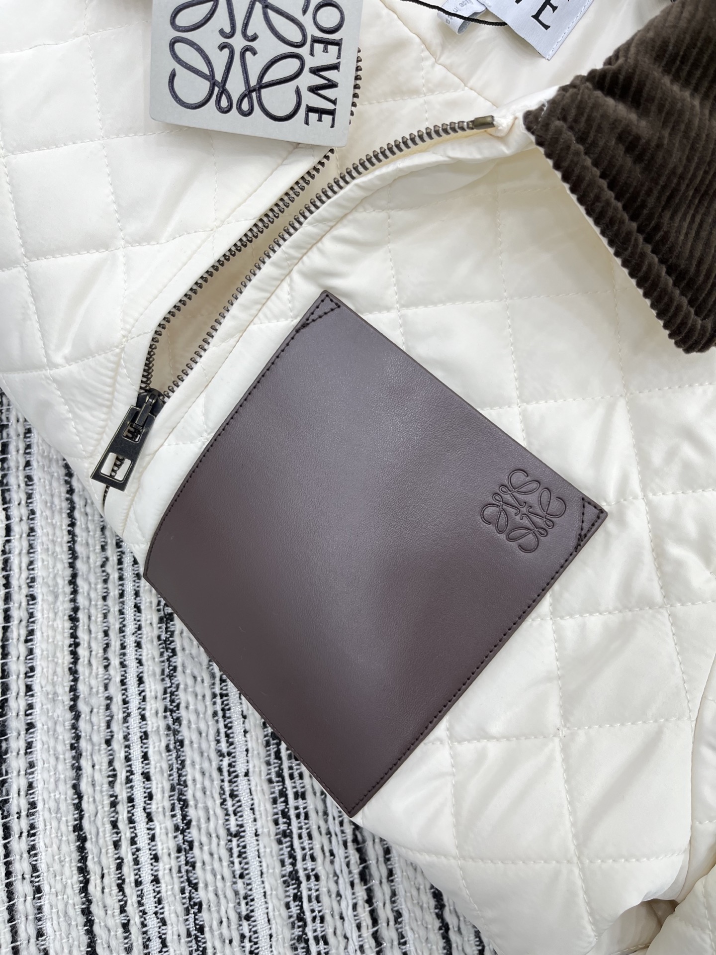 🛒𝐍𝐄𝐖 · 𝟐𝟎𝟐5/爆款现货原单品质 Loe*｜25秋冬专柜菱格灯芯绒翻领夹棉棉服外套极简主义设计高