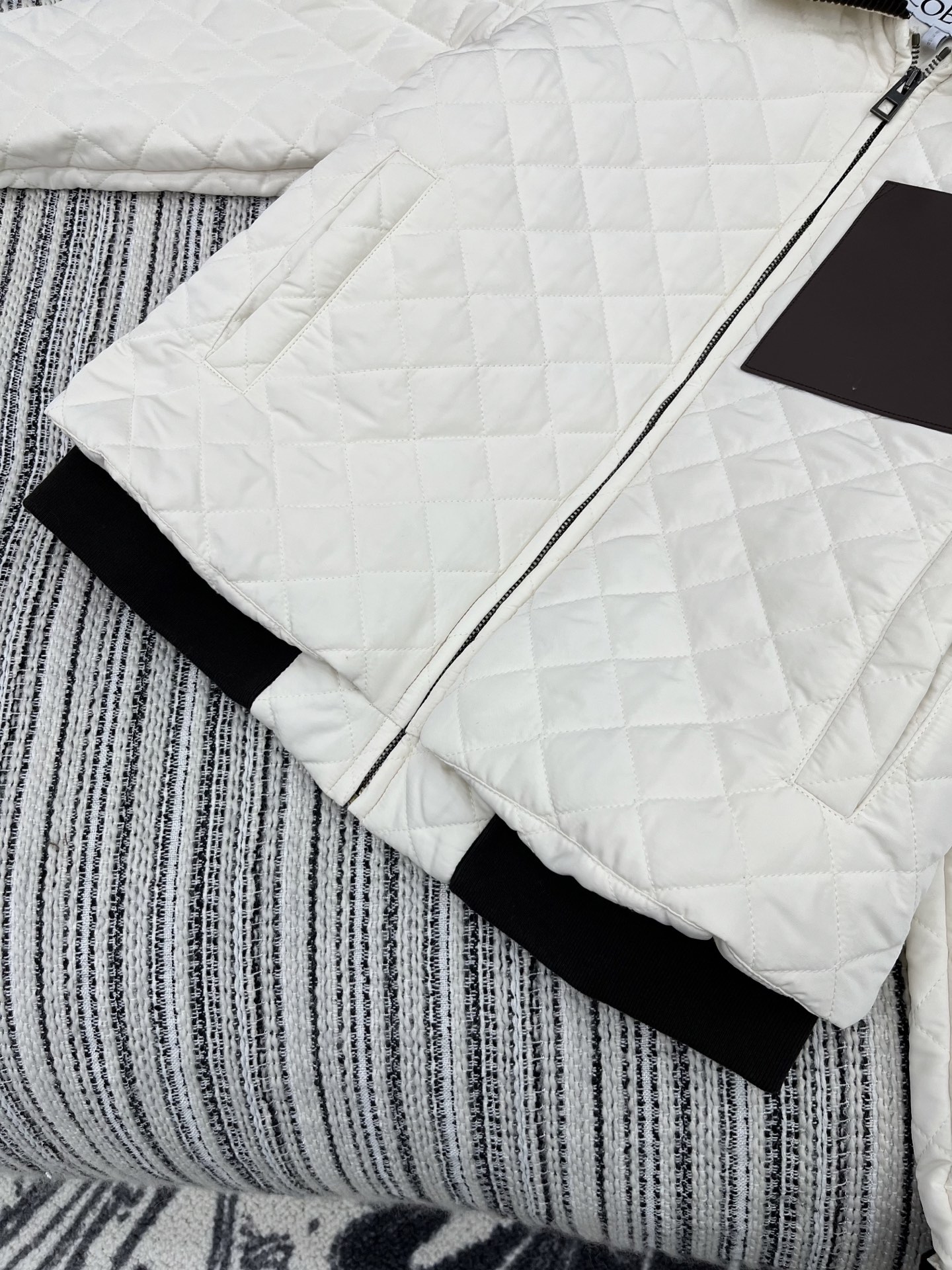 🛒𝐍𝐄𝐖 · 𝟐𝟎𝟐5/爆款现货原单品质 Loe*｜25秋冬专柜菱格灯芯绒翻领夹棉棉服外套极简主义设计高