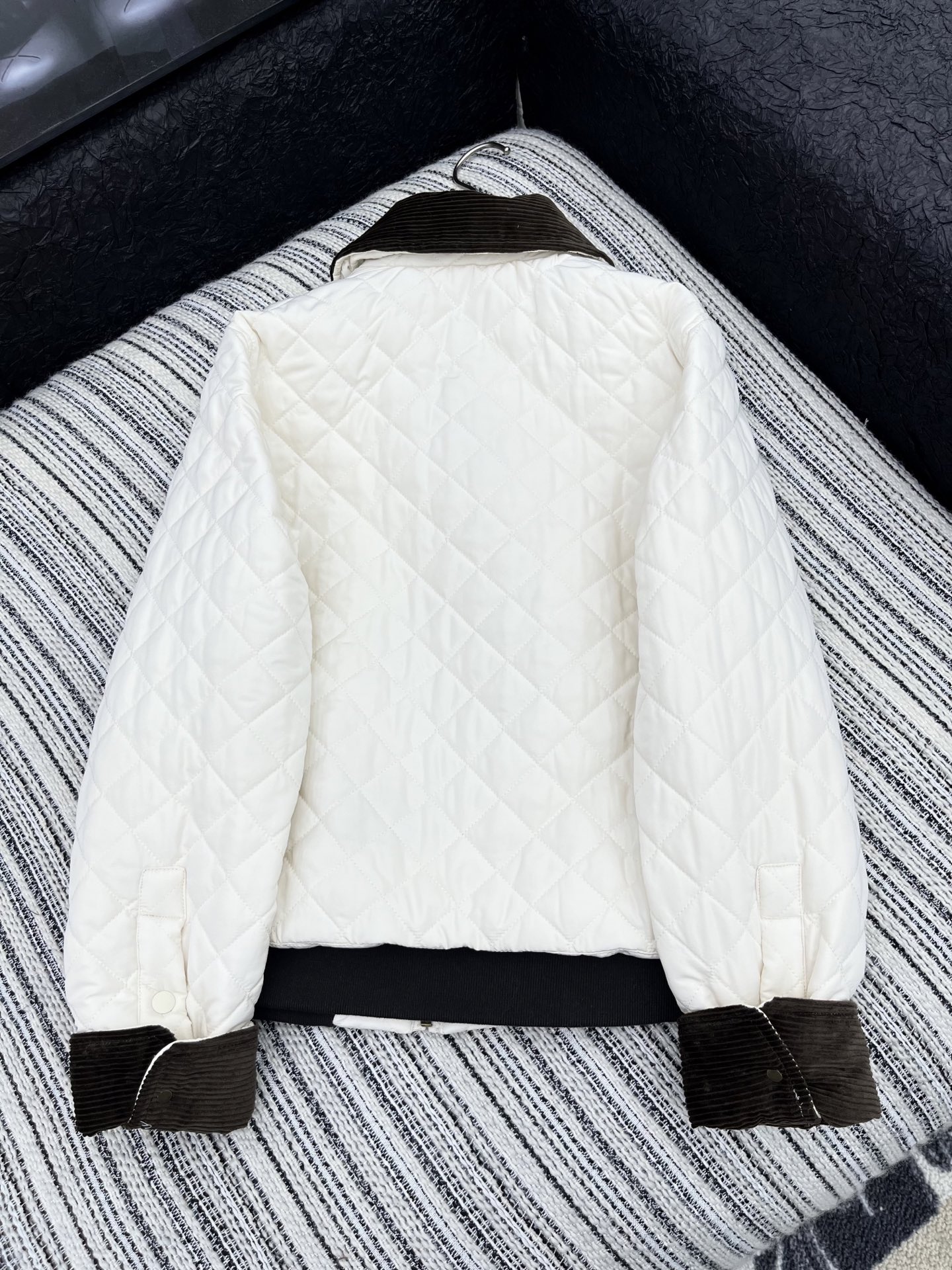 🛒𝐍𝐄𝐖 · 𝟐𝟎𝟐5/爆款现货原单品质 Loe*｜25秋冬专柜菱格灯芯绒翻领夹棉棉服外套极简主义设计高