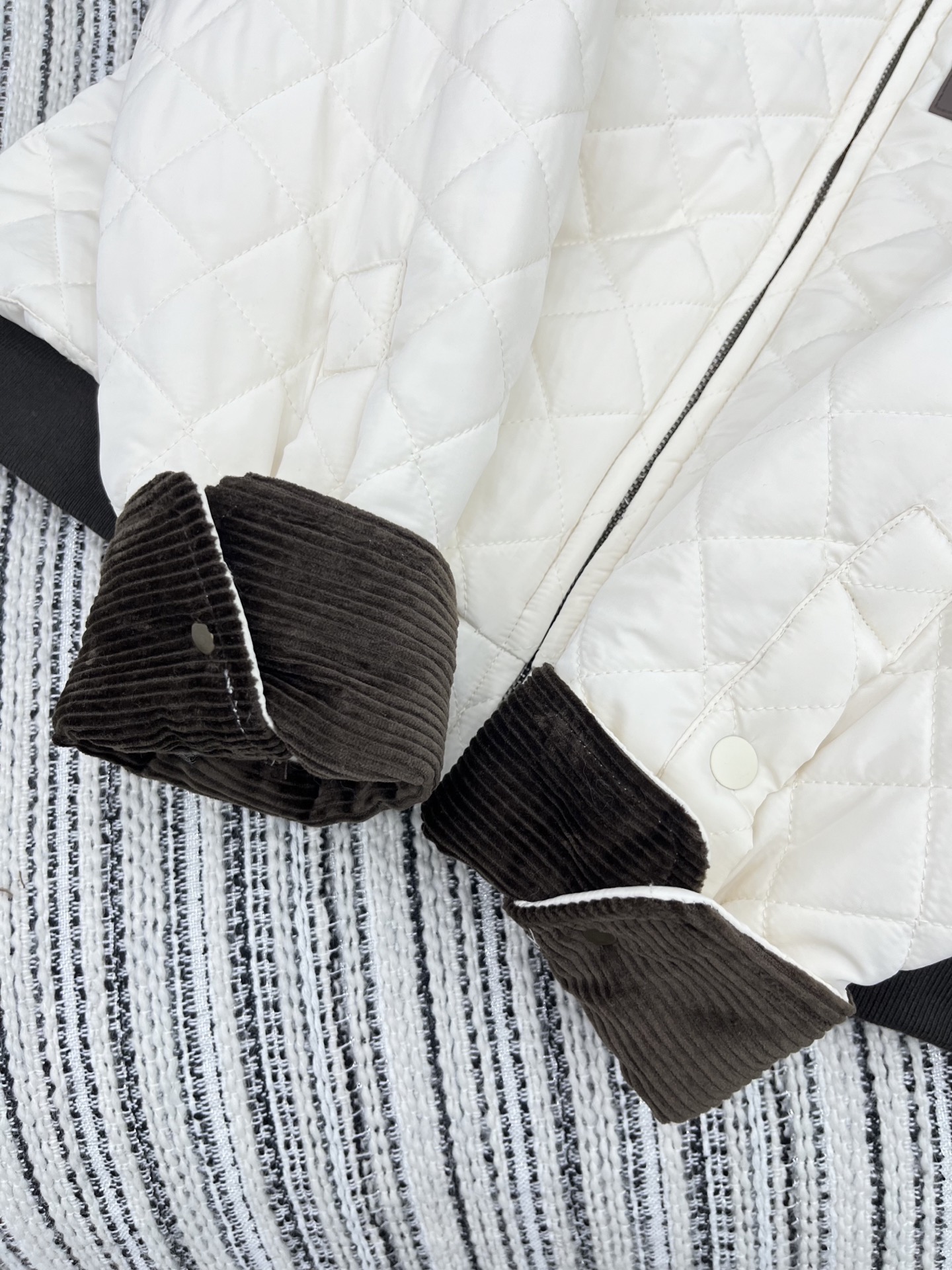 🛒𝐍𝐄𝐖 · 𝟐𝟎𝟐5/爆款现货原单品质 Loe*｜25秋冬专柜菱格灯芯绒翻领夹棉棉服外套极简主义设计高