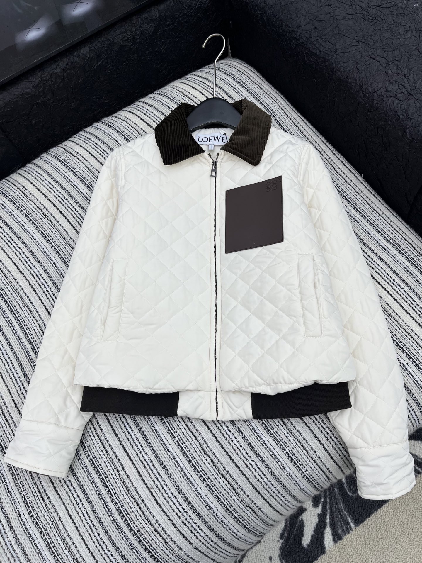🛒𝐍𝐄𝐖 · 𝟐𝟎𝟐5/爆款现货原单品质 Loe*｜25秋冬专柜菱格灯芯绒翻领夹棉棉服外套极简主义设计高