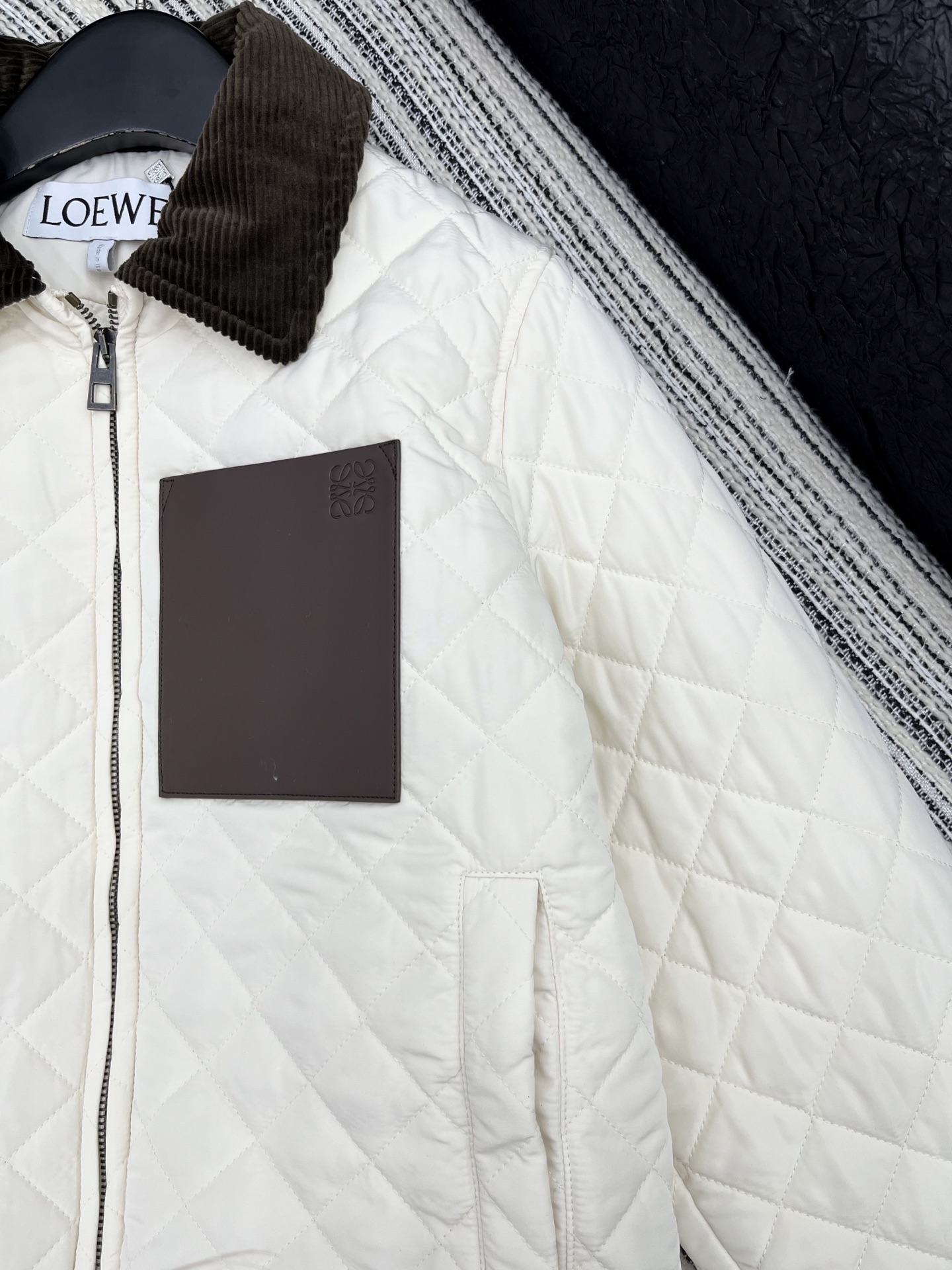 🛒𝐍𝐄𝐖 · 𝟐𝟎𝟐5/爆款现货原单品质 Loe*｜25秋冬专柜菱格灯芯绒翻领夹棉棉服外套极简主义设计高