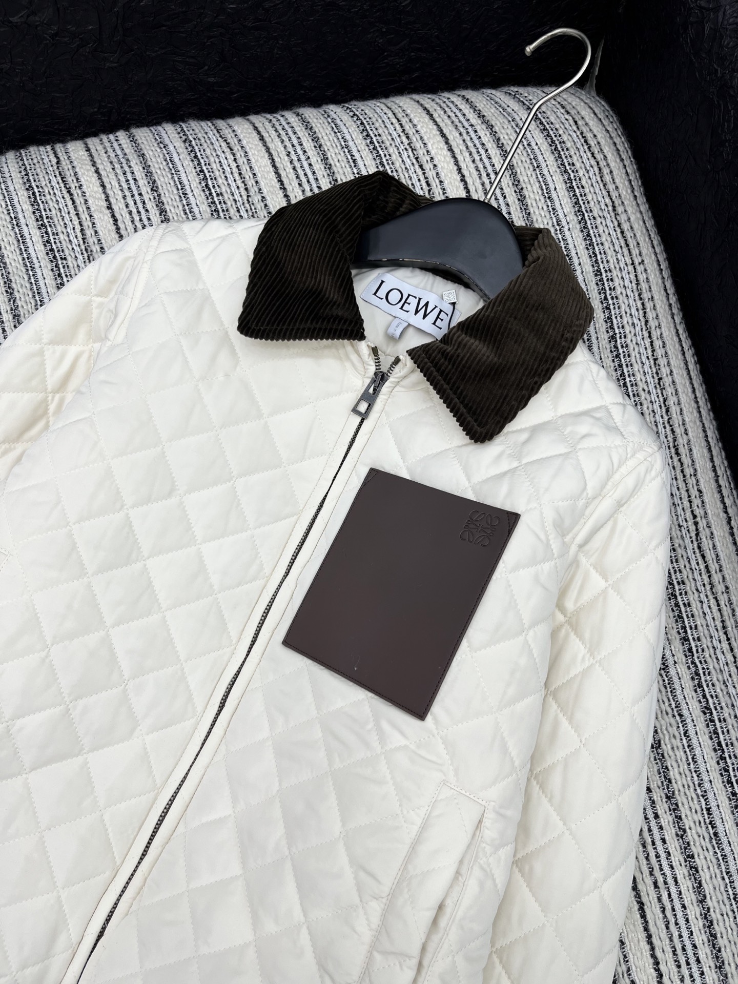 🛒𝐍𝐄𝐖 · 𝟐𝟎𝟐5/爆款现货原单品质 Loe*｜25秋冬专柜菱格灯芯绒翻领夹棉棉服外套极简主义设计高