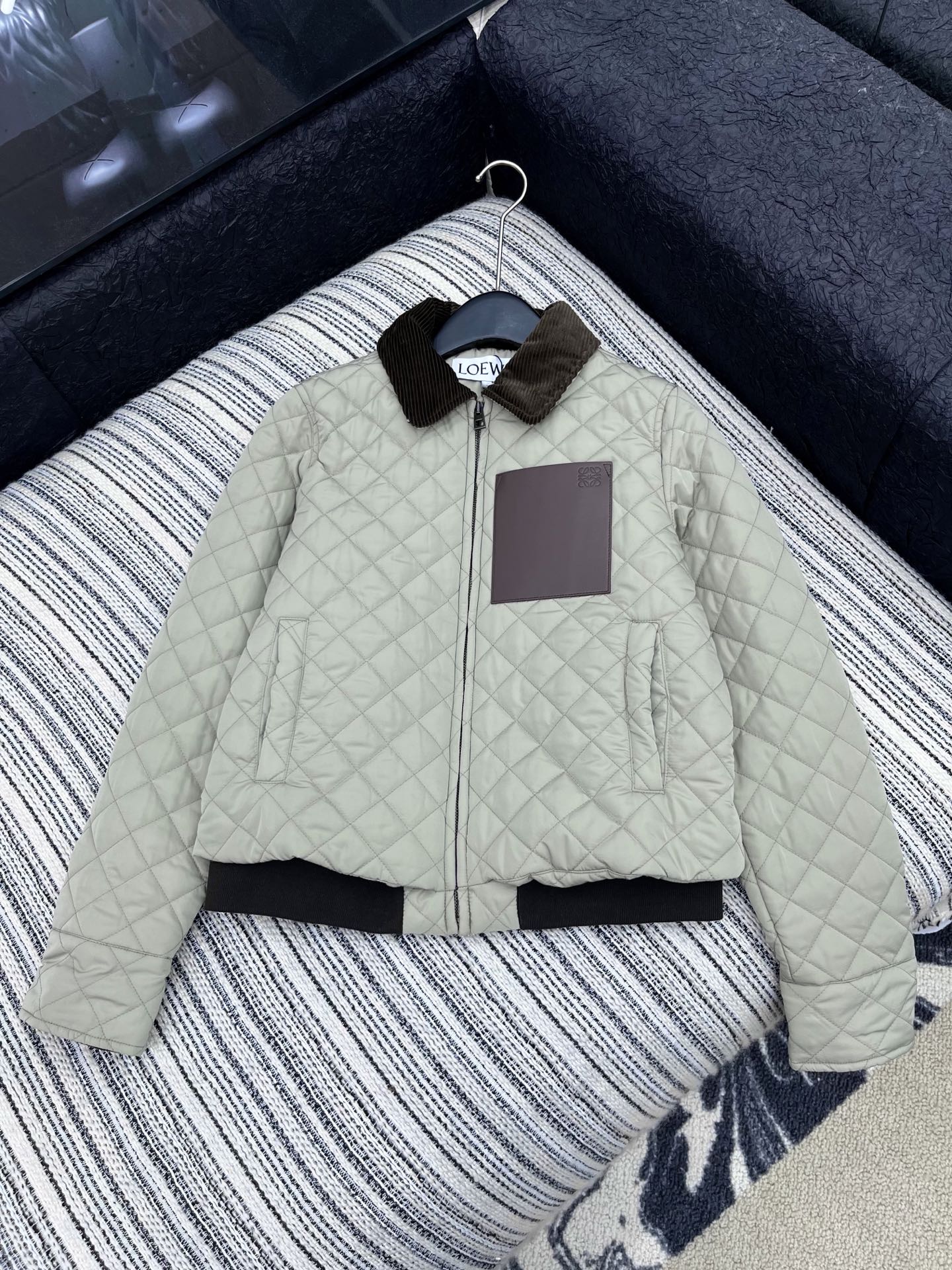 🛒𝐍𝐄𝐖 · 𝟐𝟎𝟐5/爆款现货原单品质 Loe*｜25秋冬专柜菱格灯芯绒翻领夹棉棉服外套极简主义设计高