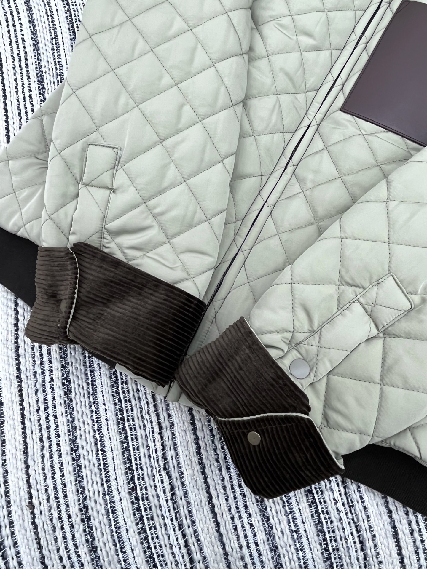 🛒𝐍𝐄𝐖 · 𝟐𝟎𝟐5/爆款现货原单品质 Loe*｜25秋冬专柜菱格灯芯绒翻领夹棉棉服外套极简主义设计高