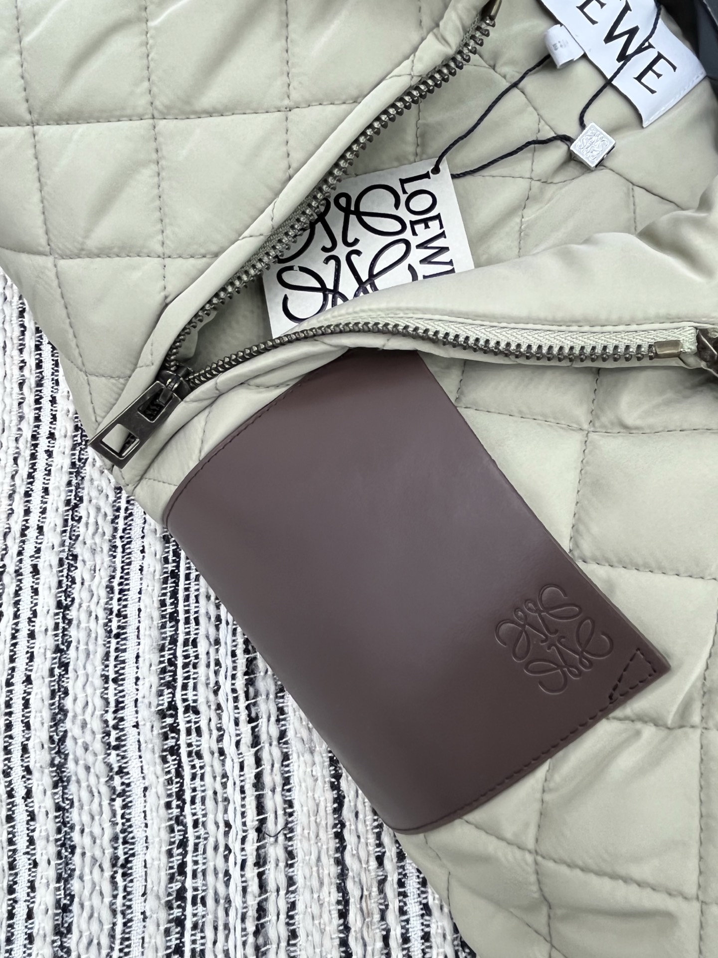 🛒𝐍𝐄𝐖 · 𝟐𝟎𝟐5/爆款现货原单品质 Loe*｜25秋冬专柜菱格灯芯绒翻领夹棉棉服外套极简主义设计高