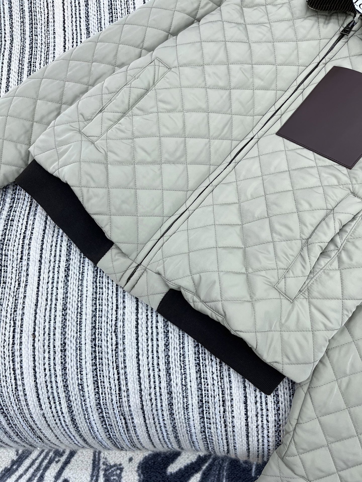 🛒𝐍𝐄𝐖 · 𝟐𝟎𝟐5/爆款现货原单品质 Loe*｜25秋冬专柜菱格灯芯绒翻领夹棉棉服外套极简主义设计高