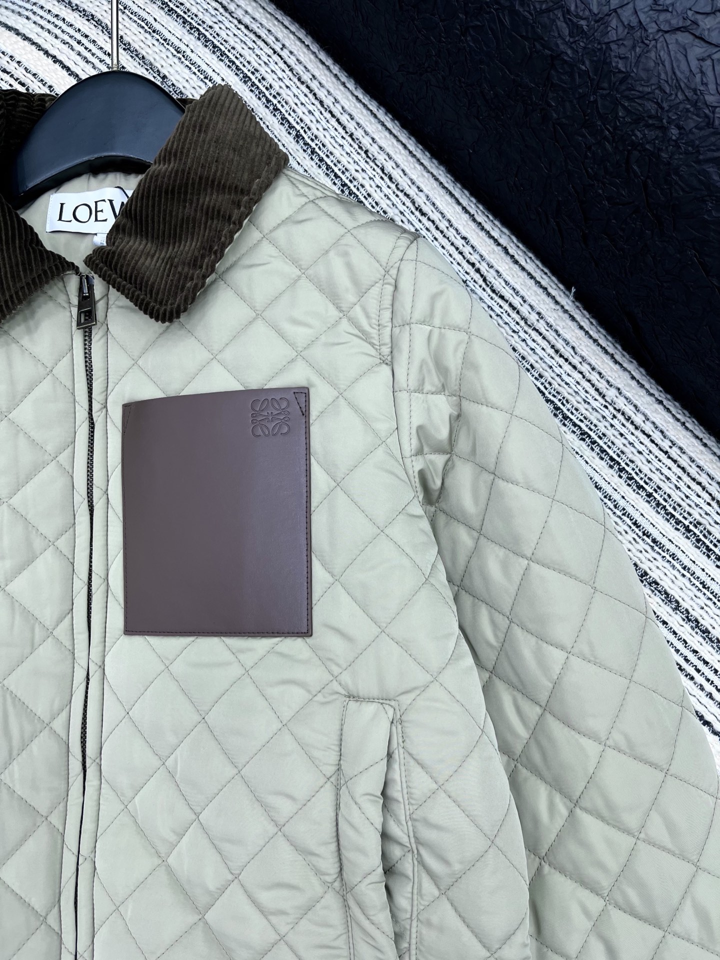 🛒𝐍𝐄𝐖 · 𝟐𝟎𝟐5/爆款现货原单品质 Loe*｜25秋冬专柜菱格灯芯绒翻领夹棉棉服外套极简主义设计高