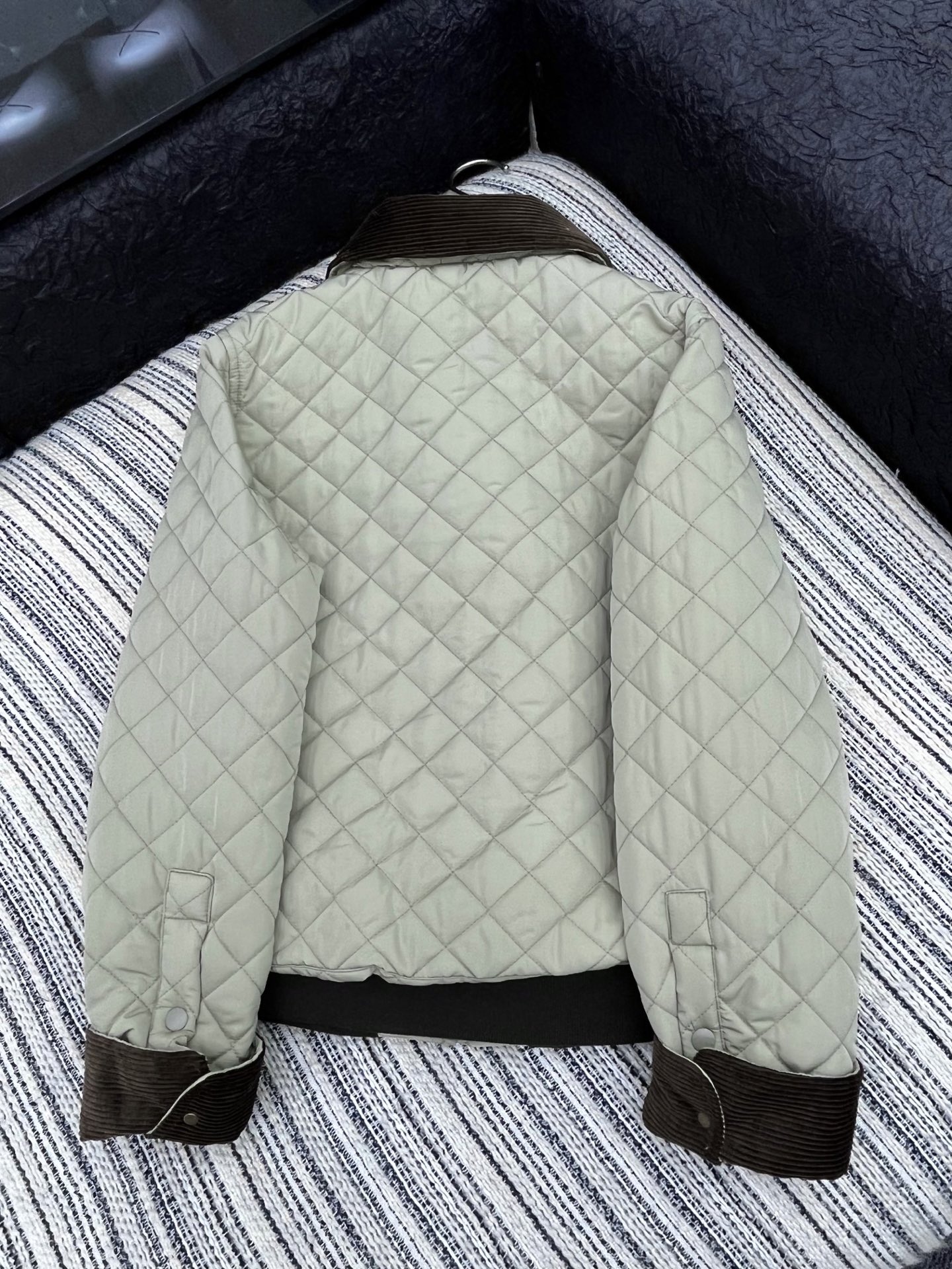 🛒𝐍𝐄𝐖 · 𝟐𝟎𝟐5/爆款现货原单品质 Loe*｜25秋冬专柜菱格灯芯绒翻领夹棉棉服外套极简主义设计高