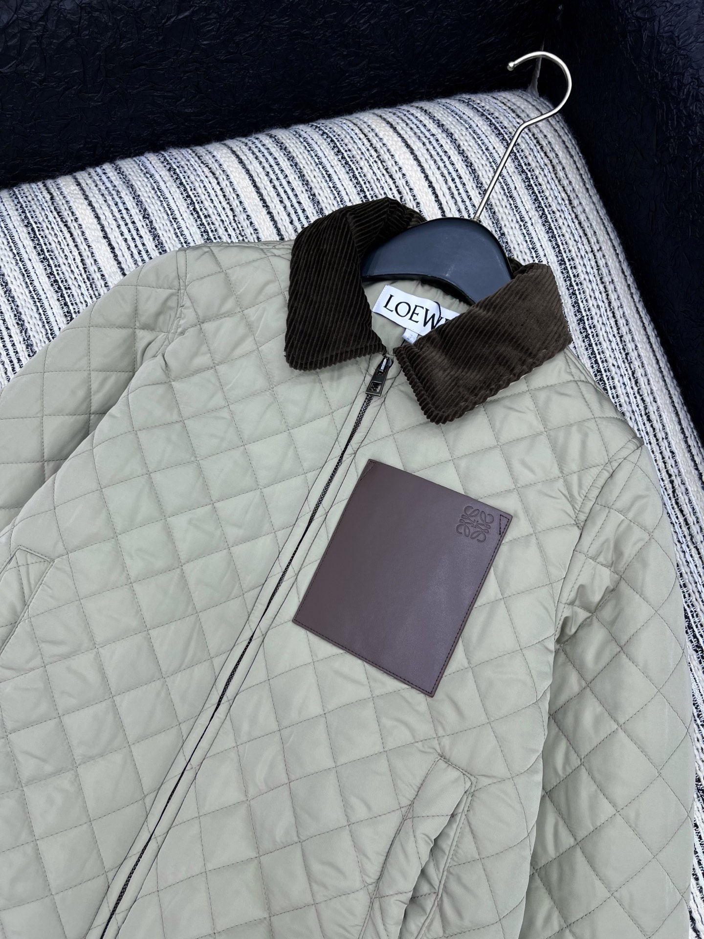 🛒𝐍𝐄𝐖 · 𝟐𝟎𝟐5/爆款现货原单品质 Loe*｜25秋冬专柜菱格灯芯绒翻领夹棉棉服外套极简主义设计高