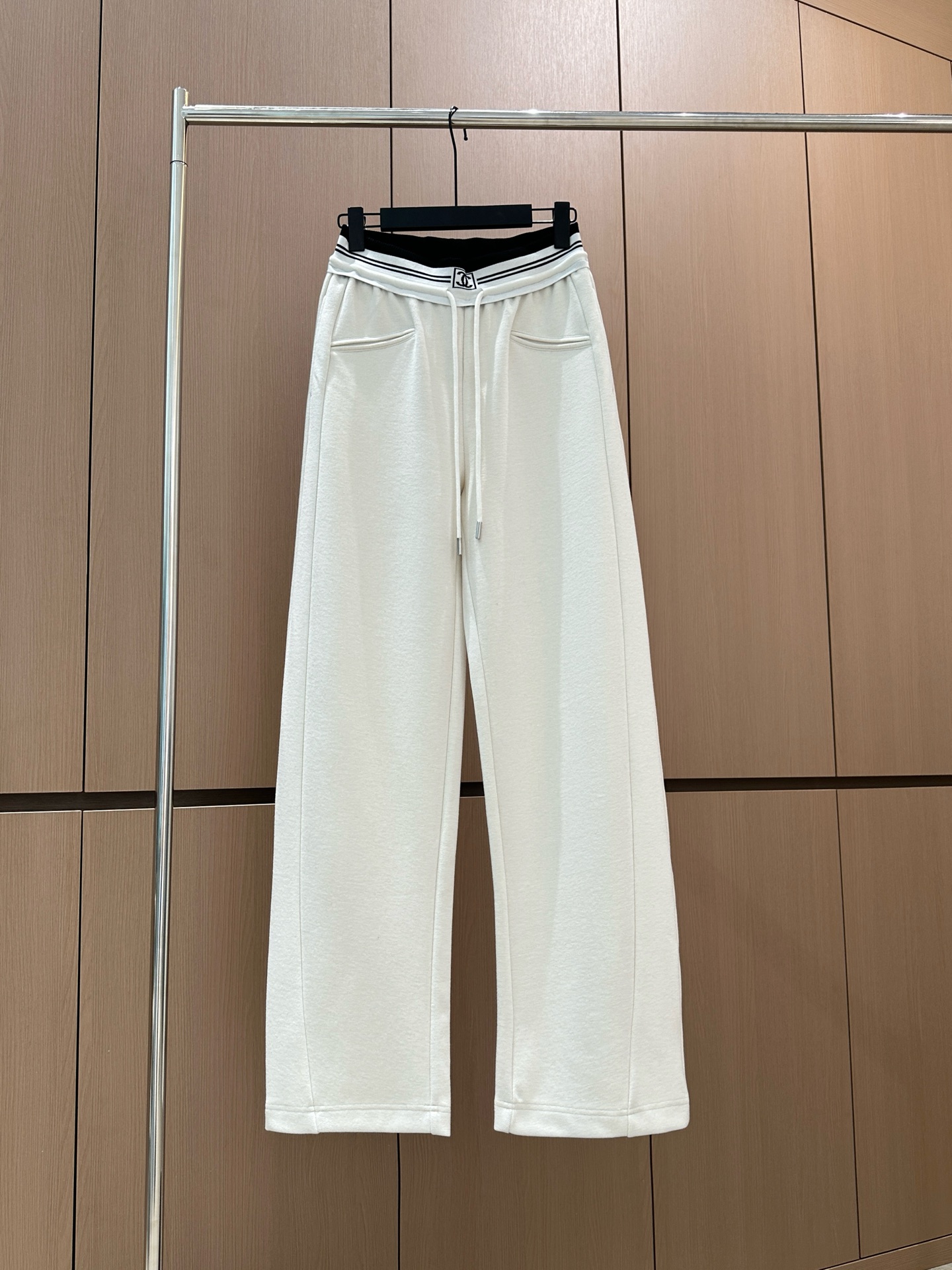 🛒𝐍𝐄𝐖 · 𝟐𝟎𝟐5/爆款现货原单品质 设计师｜女神同款镰刀休闲裤这款裤子选用优质面料，工艺设计，清新