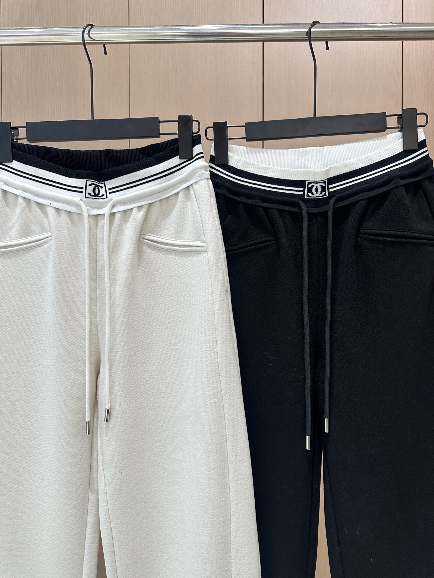 🛒𝐍𝐄𝐖 · 𝟐𝟎𝟐5/爆款现货原单品质 设计师｜女神同款镰刀休闲裤这款裤子选用优质面料，工艺设计，清新