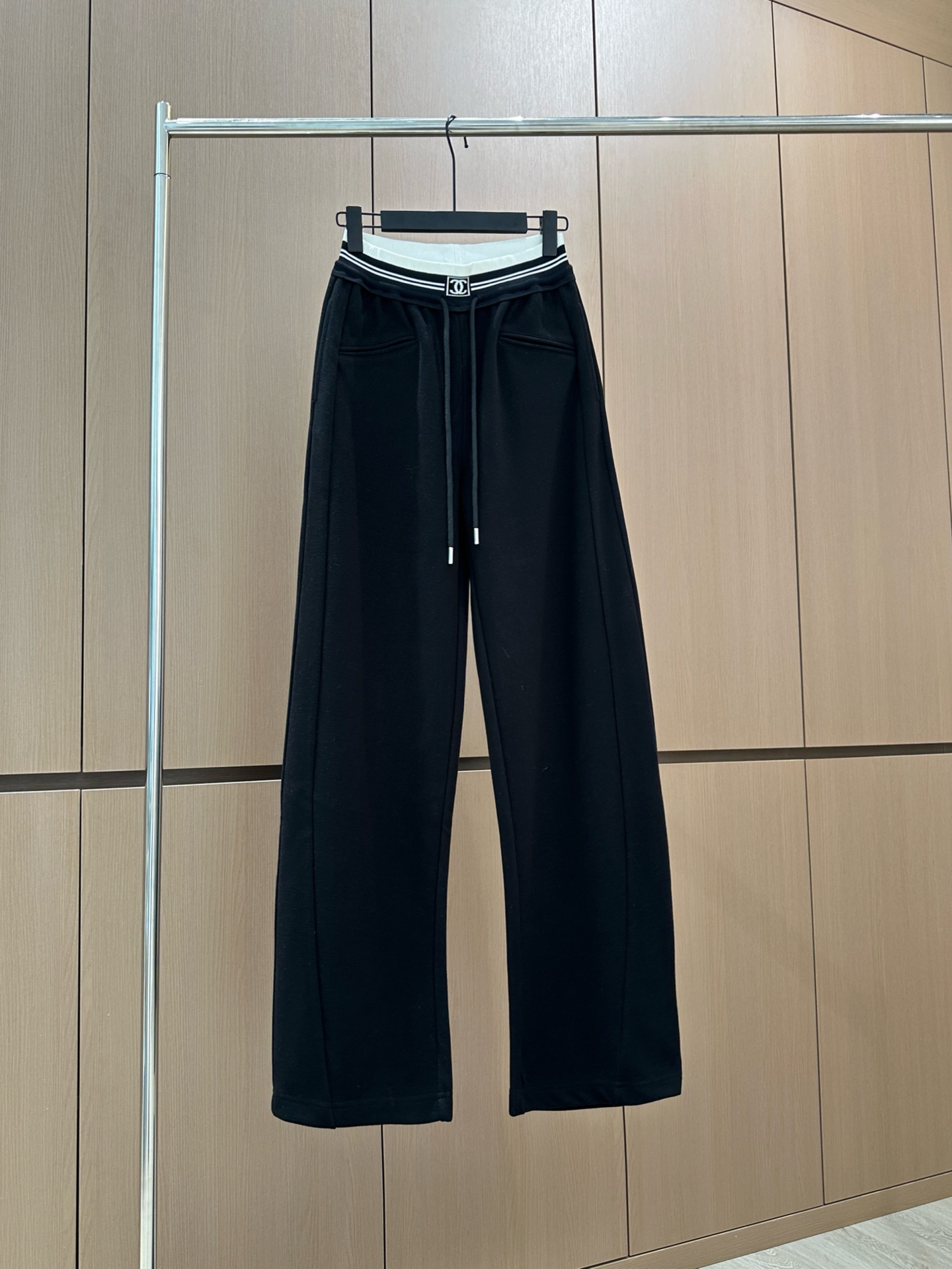 🛒𝐍𝐄𝐖 · 𝟐𝟎𝟐5/爆款现货原单品质 设计师｜女神同款镰刀休闲裤这款裤子选用优质面料，工艺设计，清新