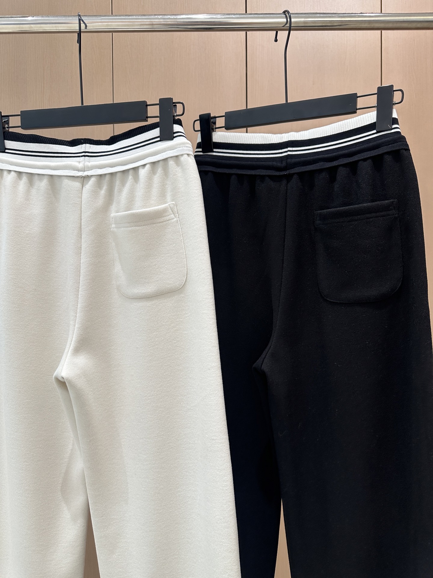 🛒𝐍𝐄𝐖 · 𝟐𝟎𝟐5/爆款现货原单品质 设计师｜女神同款镰刀休闲裤这款裤子选用优质面料，工艺设计，清新